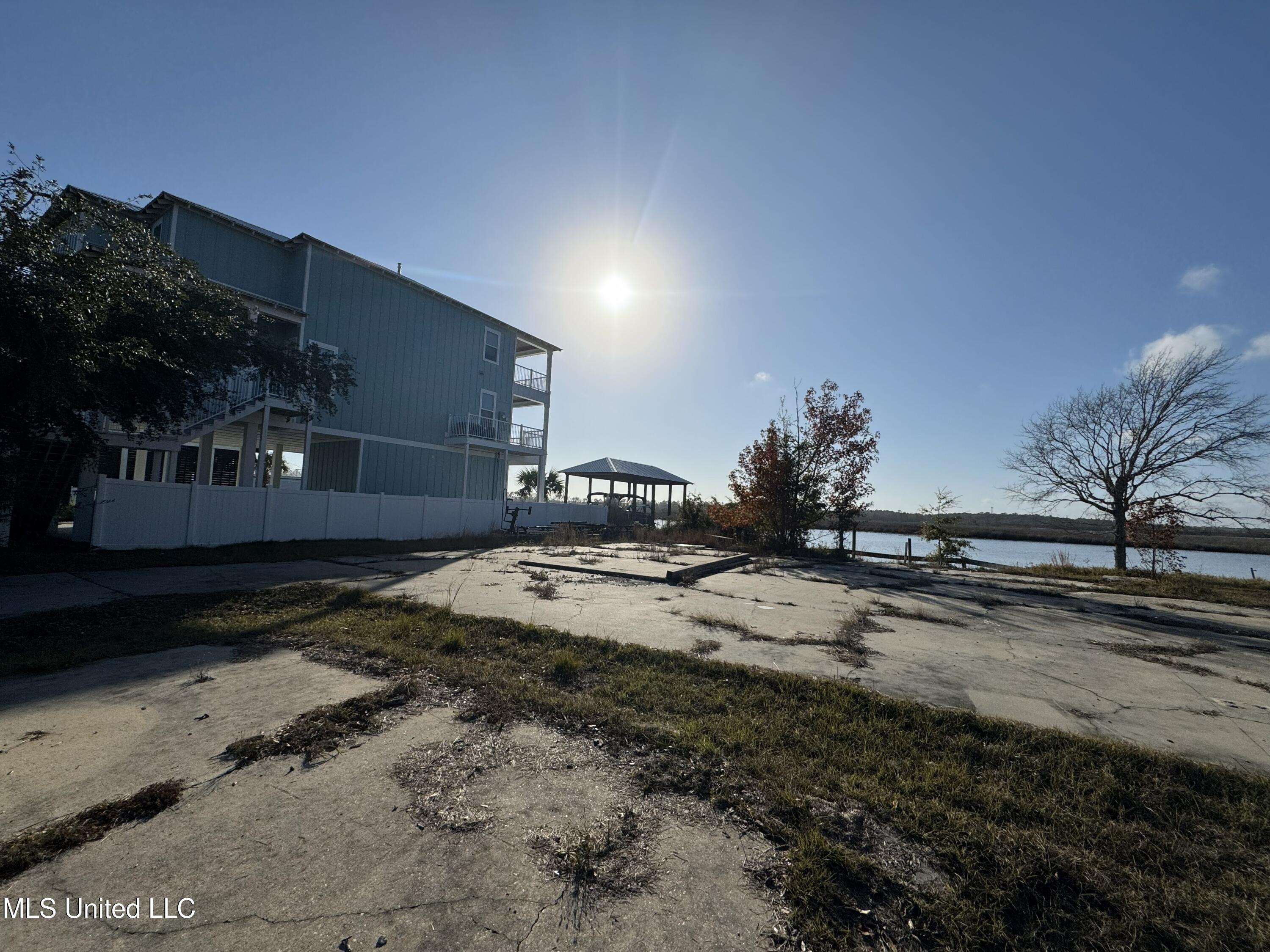 10187 S River Drive Property Photo 10