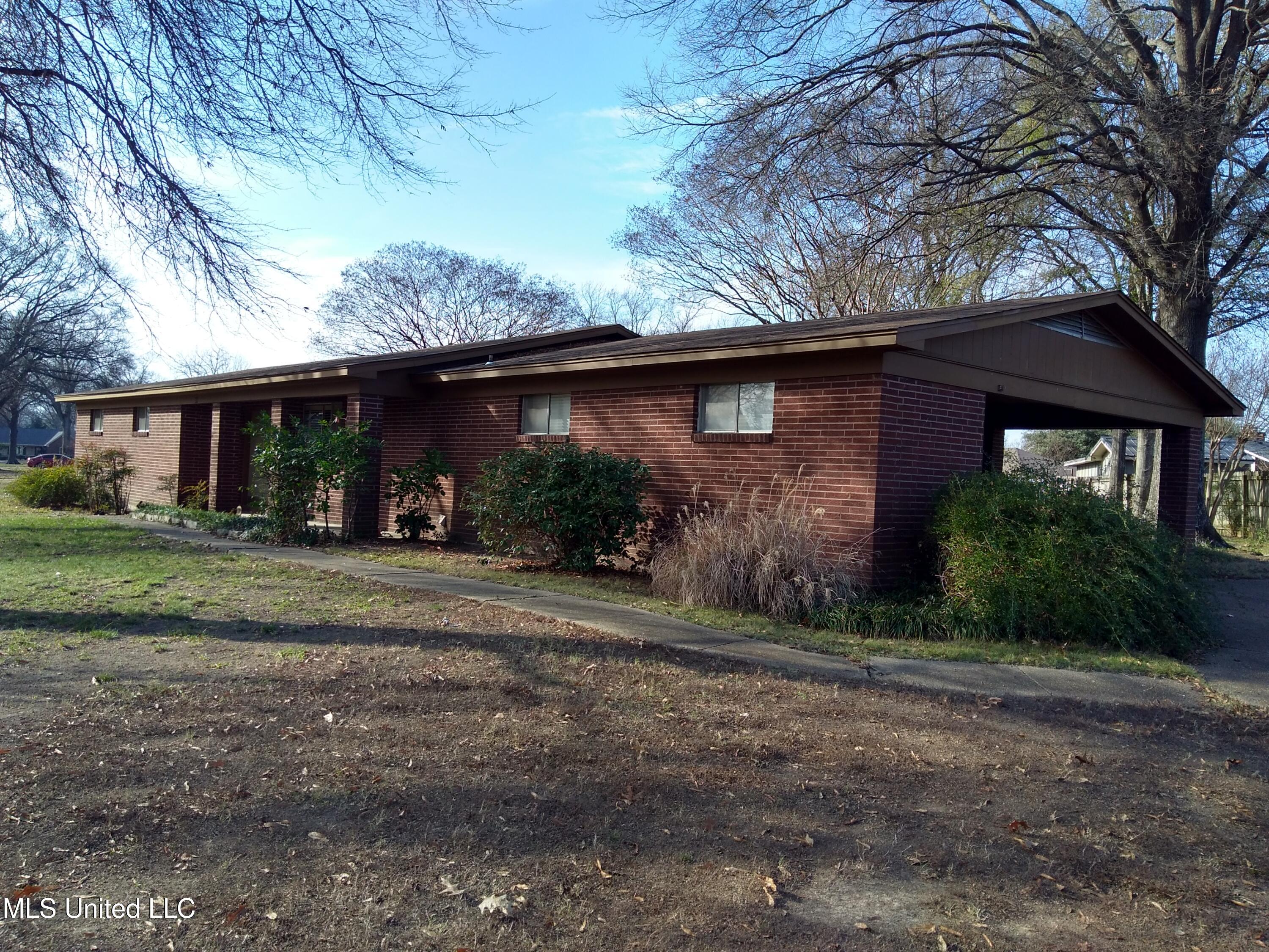 311 S Mac Arthur Circle Property Photo 2