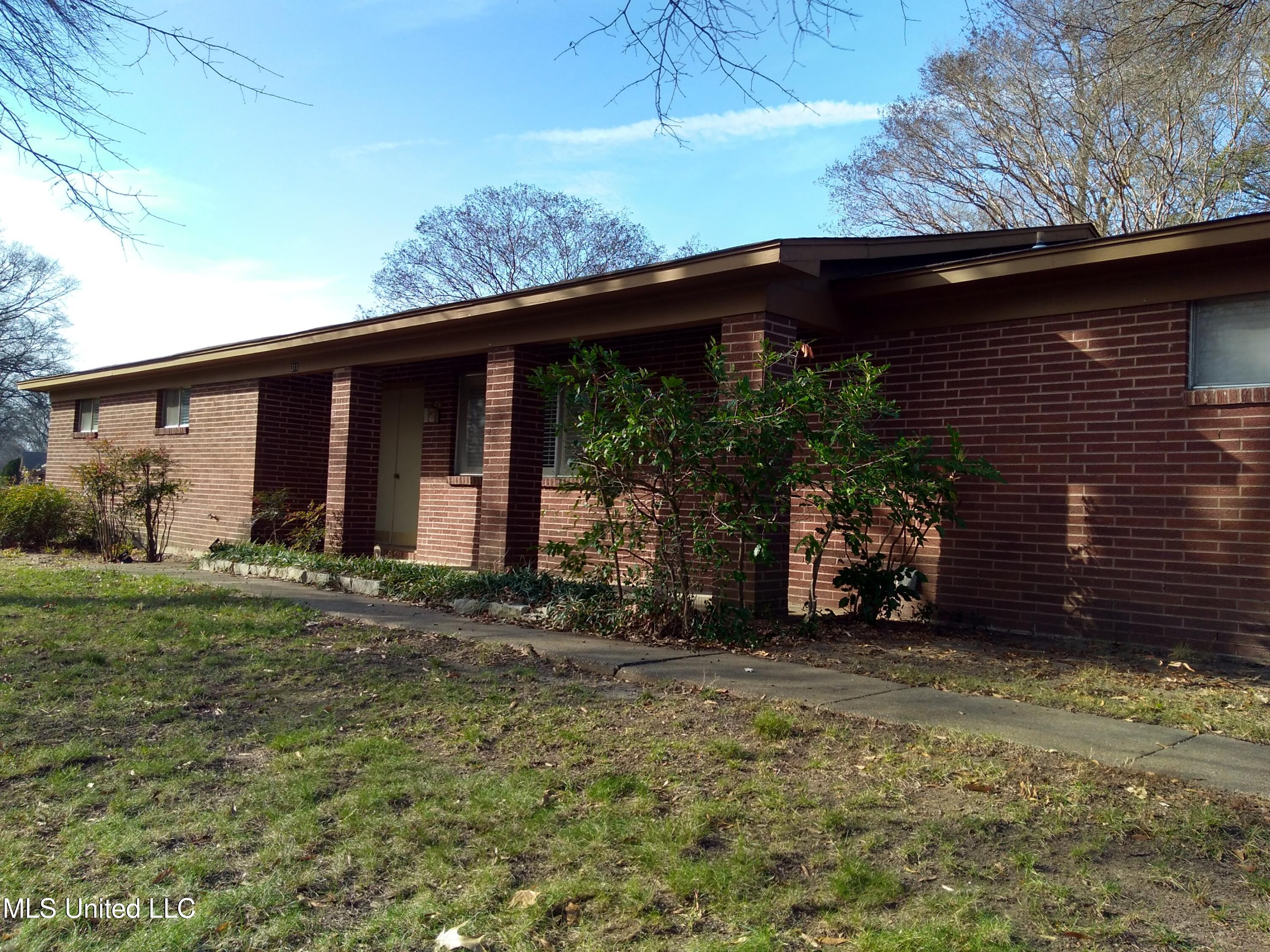 311 S Mac Arthur Circle Property Photo 3