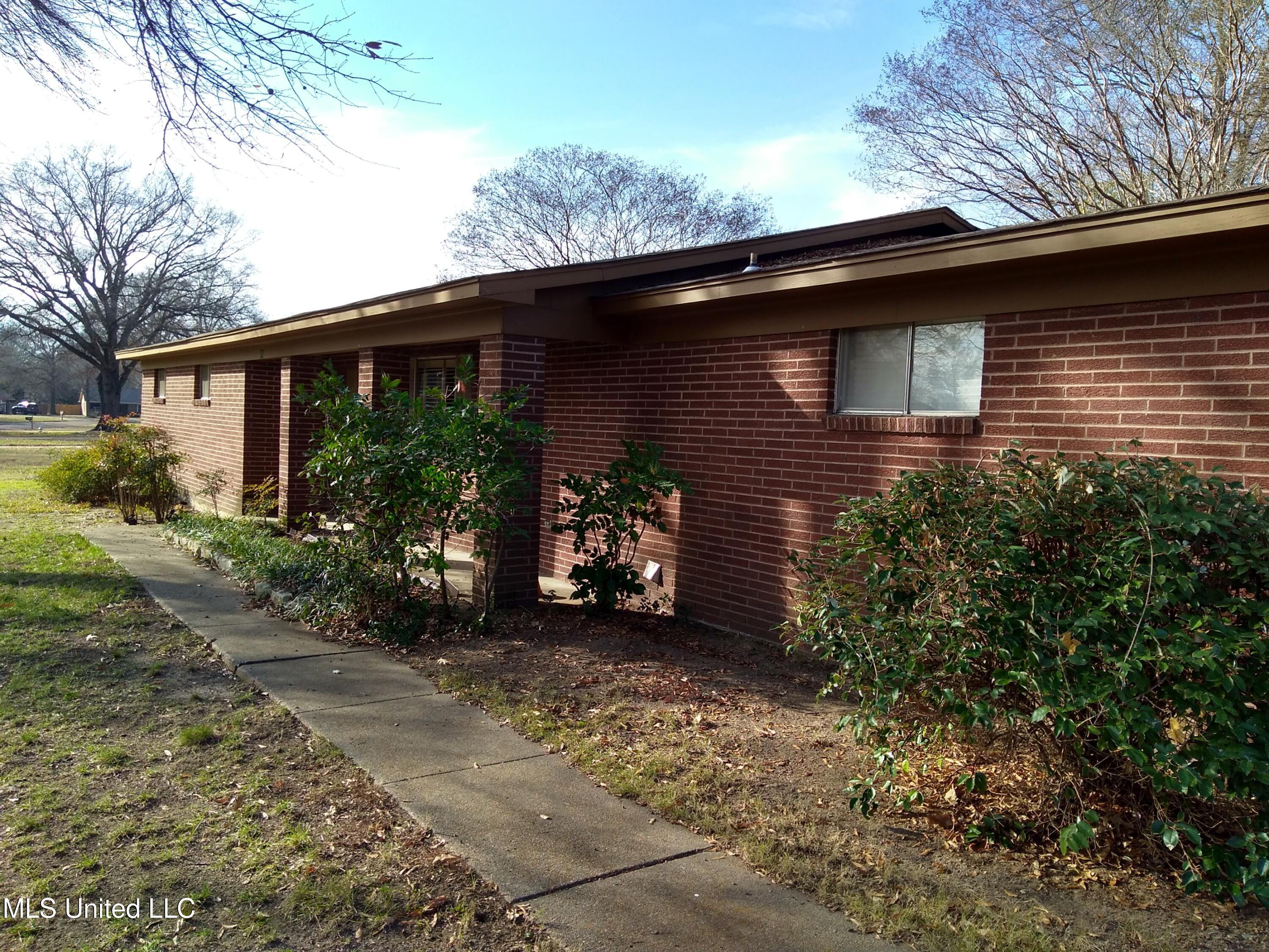 311 S Mac Arthur Circle Property Photo 4