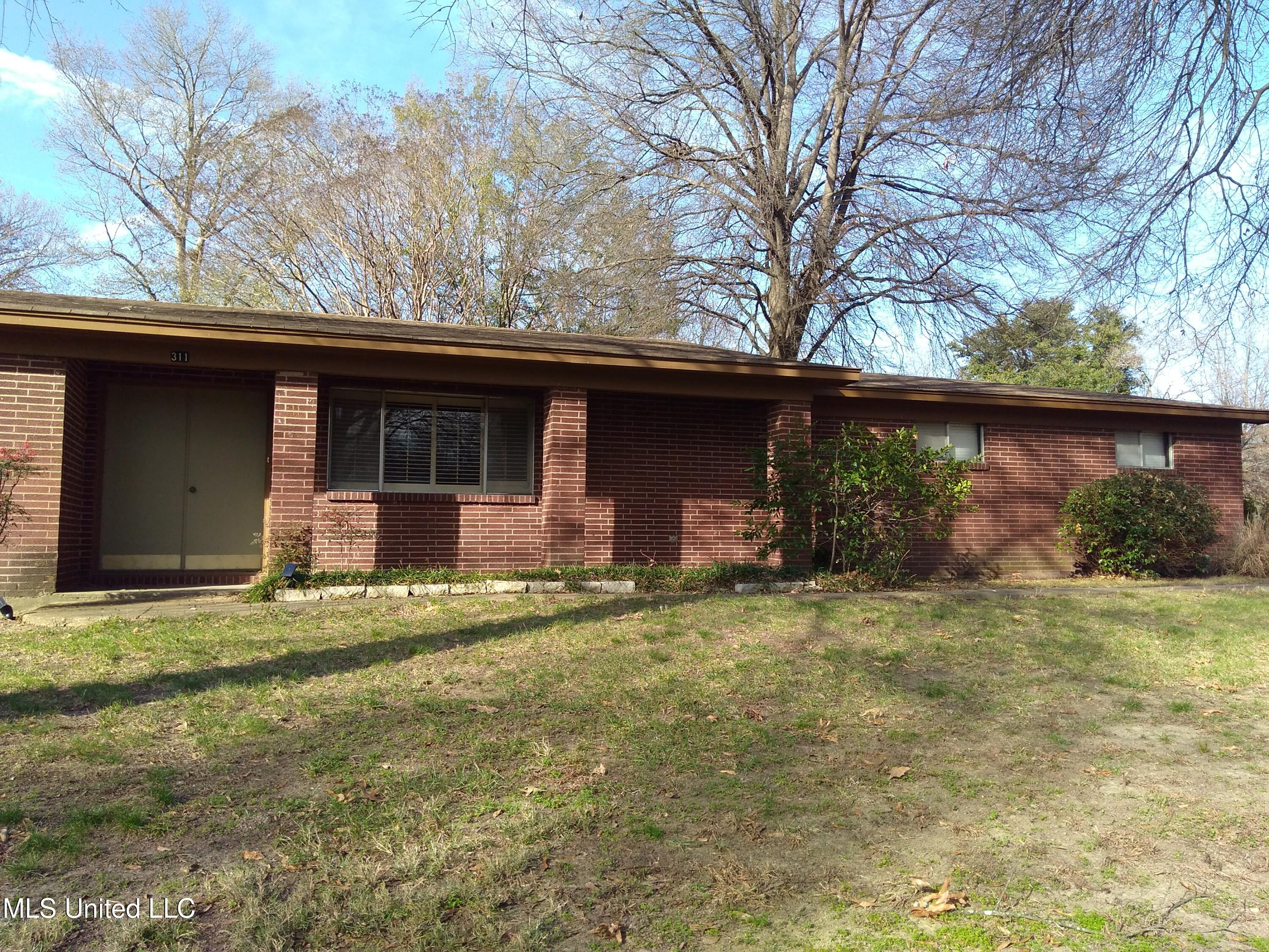 311 S Mac Arthur Circle Property Photo 5