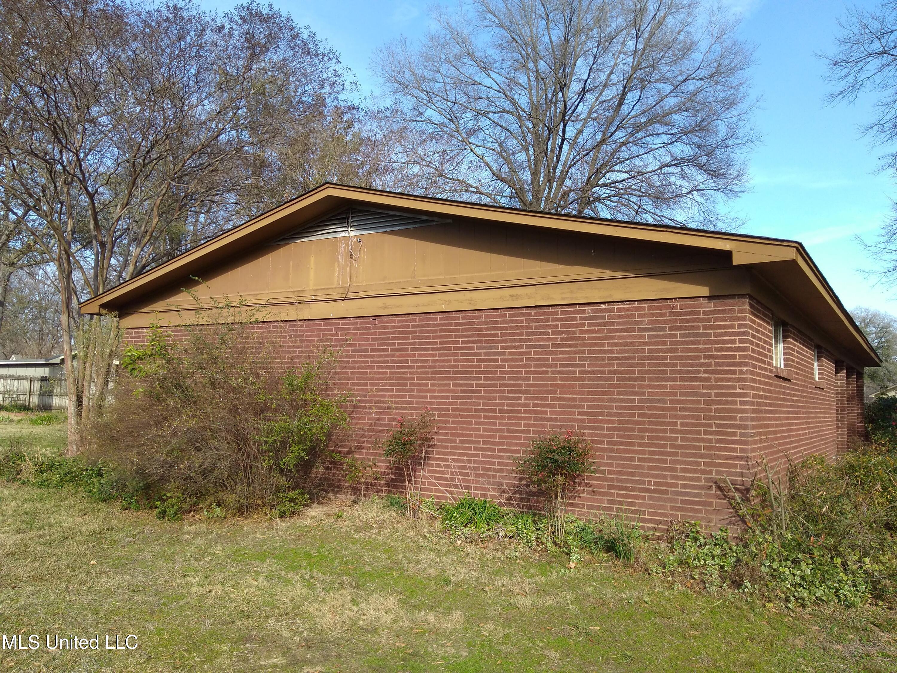311 S Mac Arthur Circle Property Photo 8
