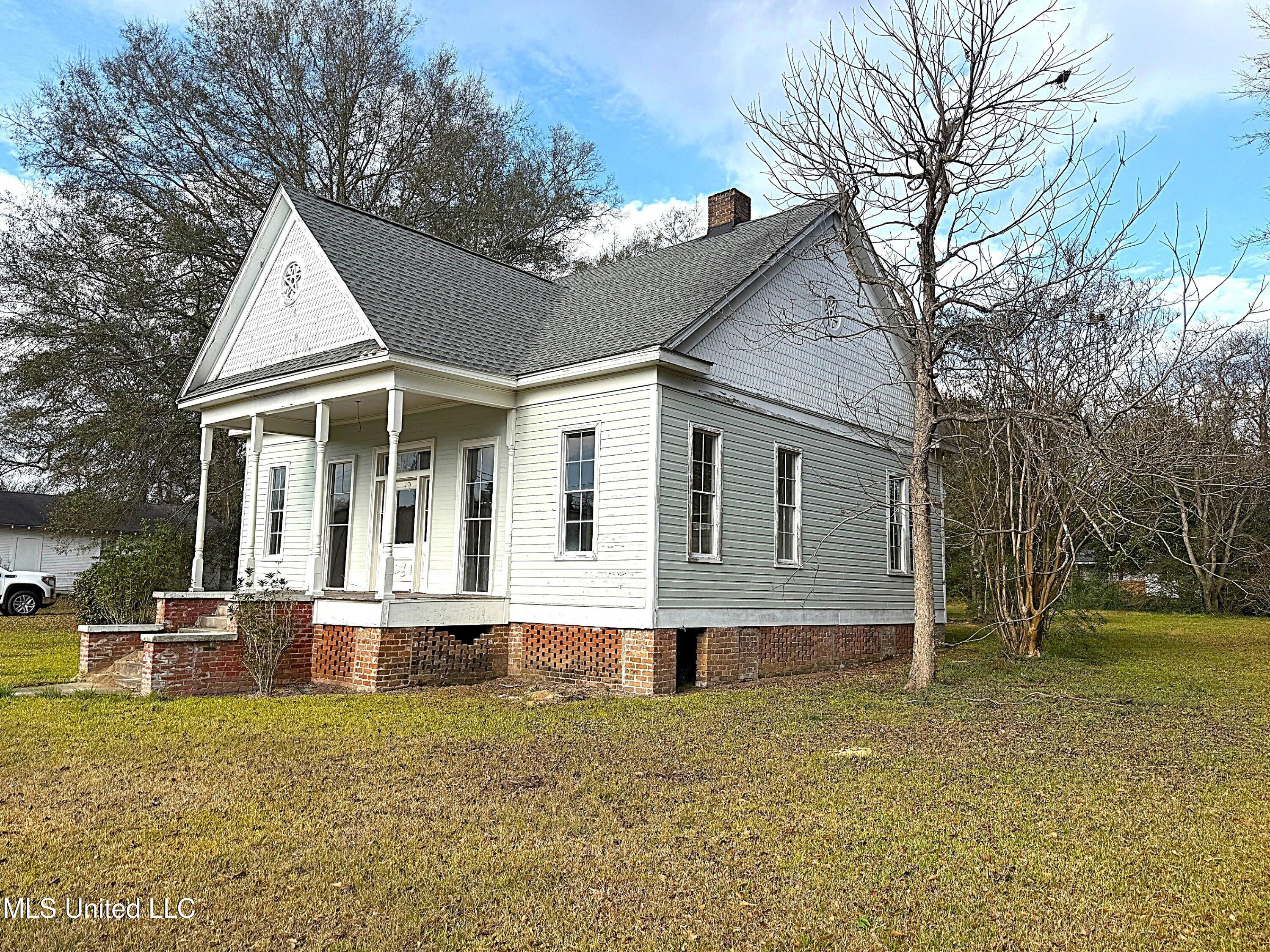 711 College Street Property Photo 3