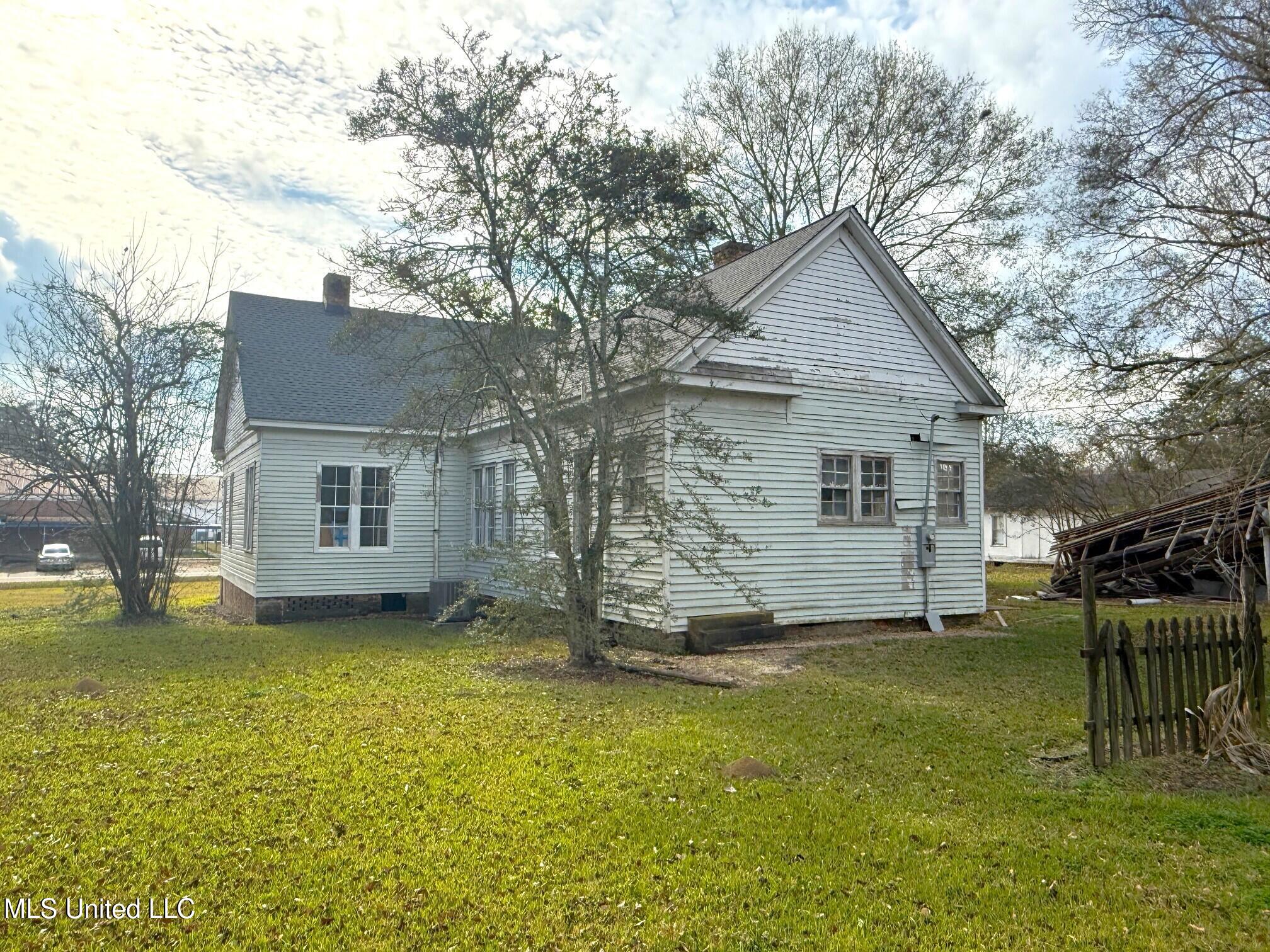 711 College Street Property Photo 4