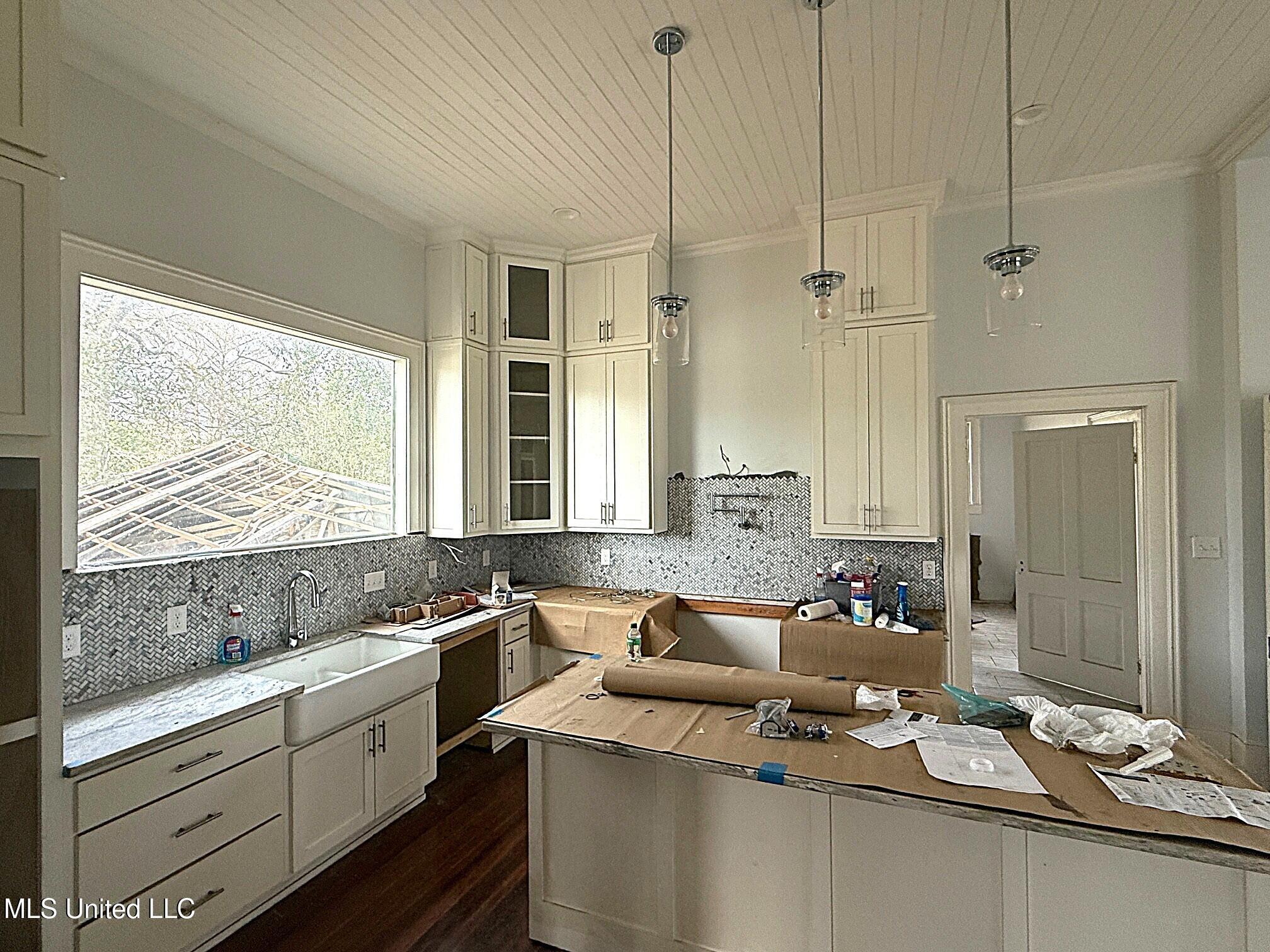 711 College Street Property Photo 5