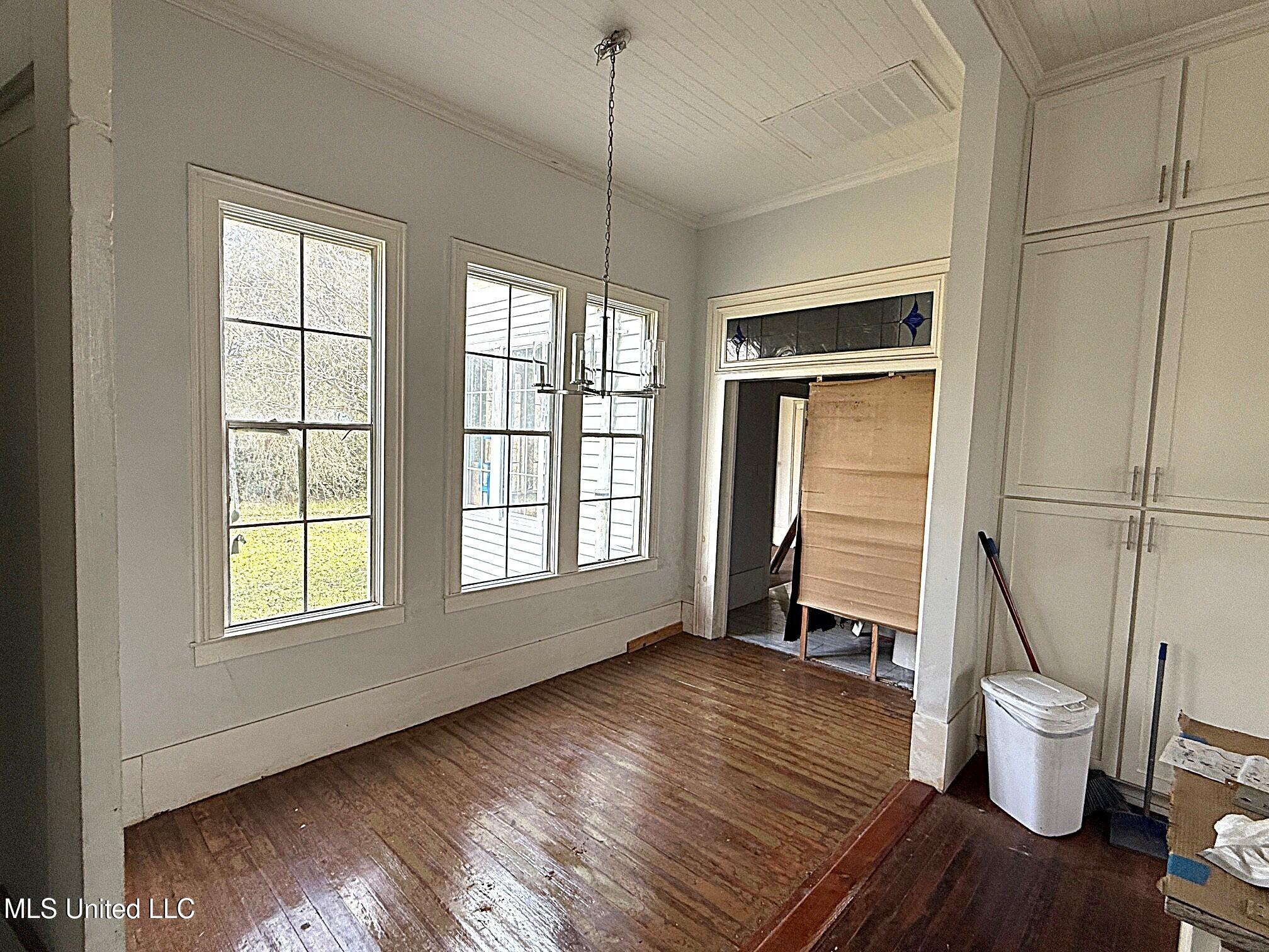 711 College Street Property Photo 6