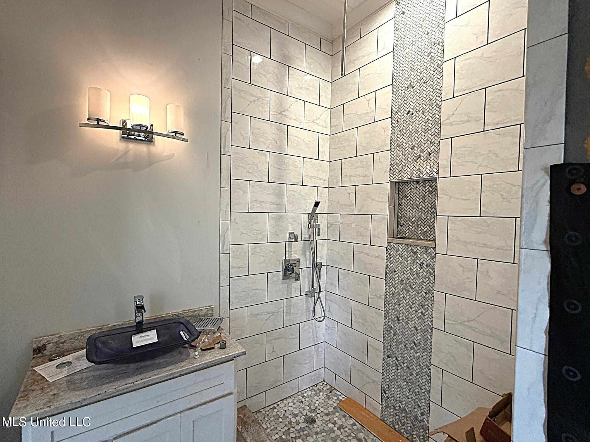 711 College Street Property Photo 7