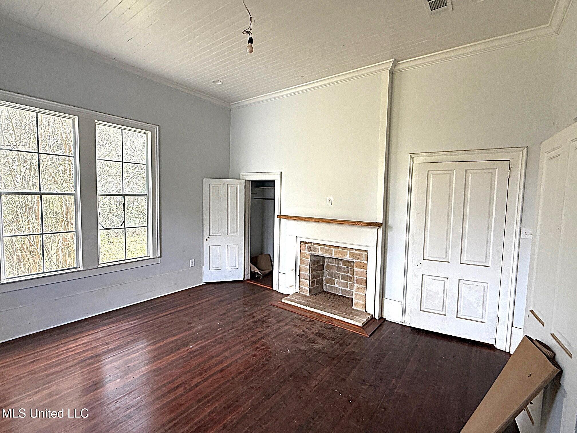 711 College Street Property Photo 8
