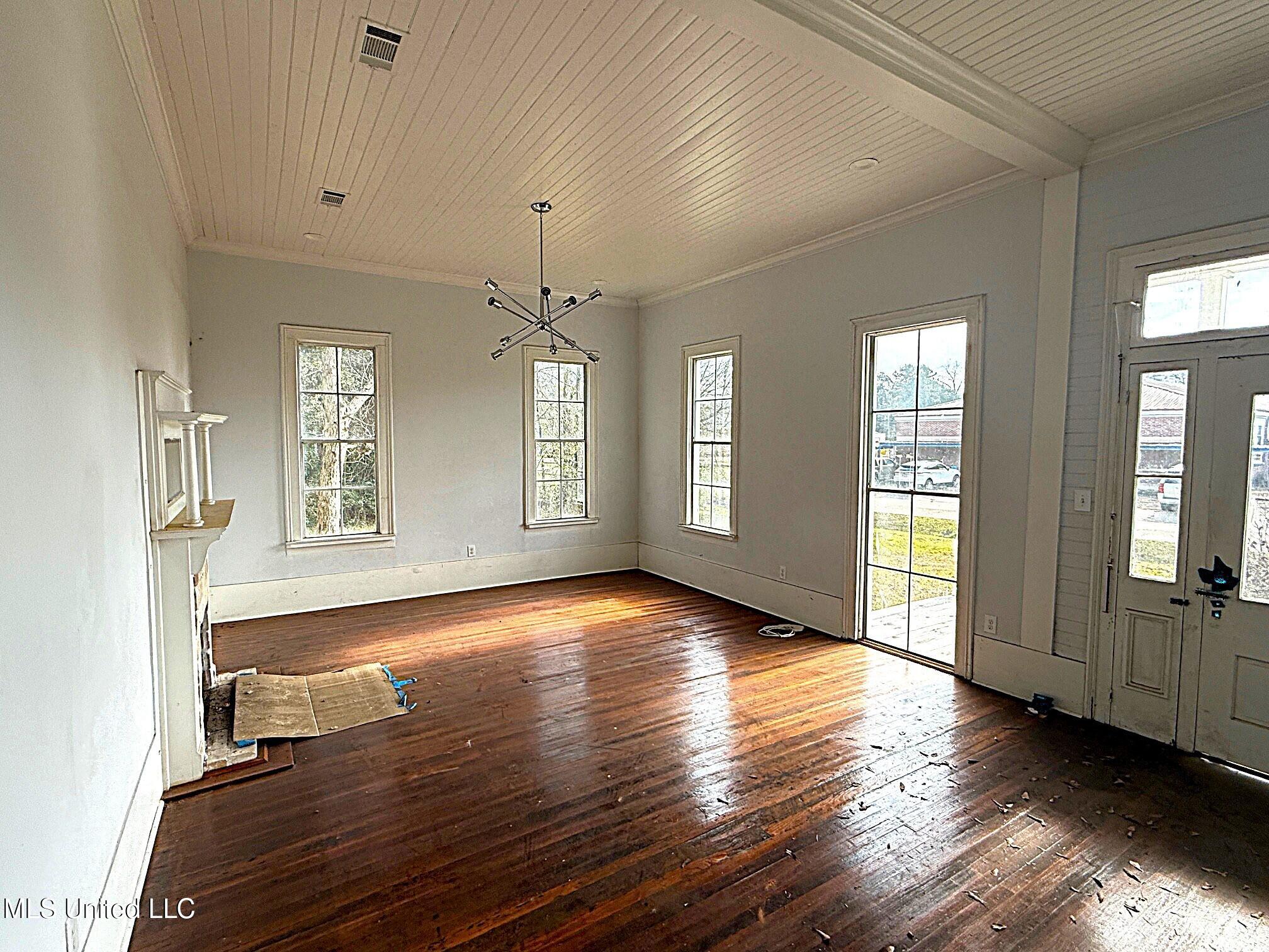 711 College Street Property Photo 10