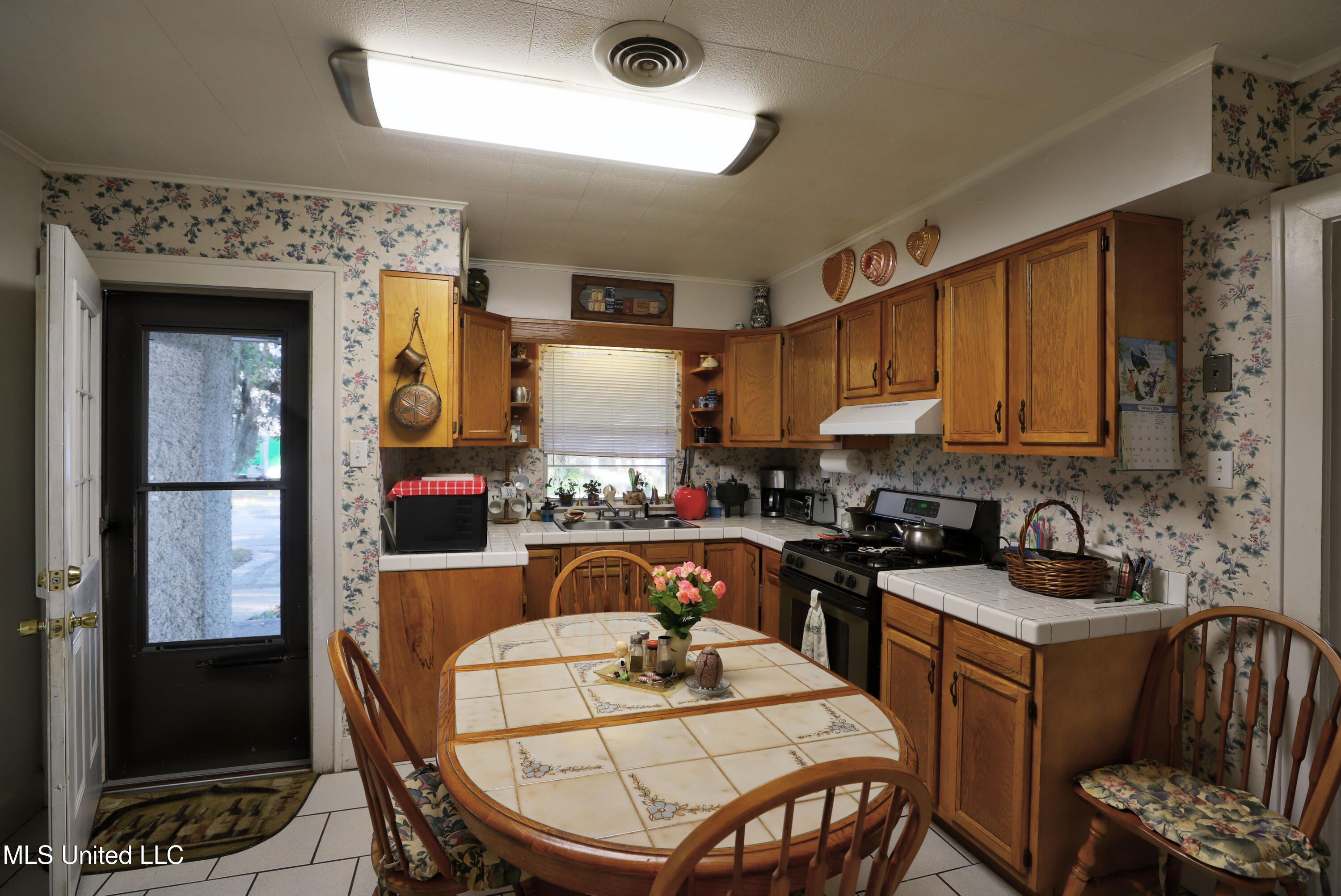 1229 Kensington Drive Property Photo 4
