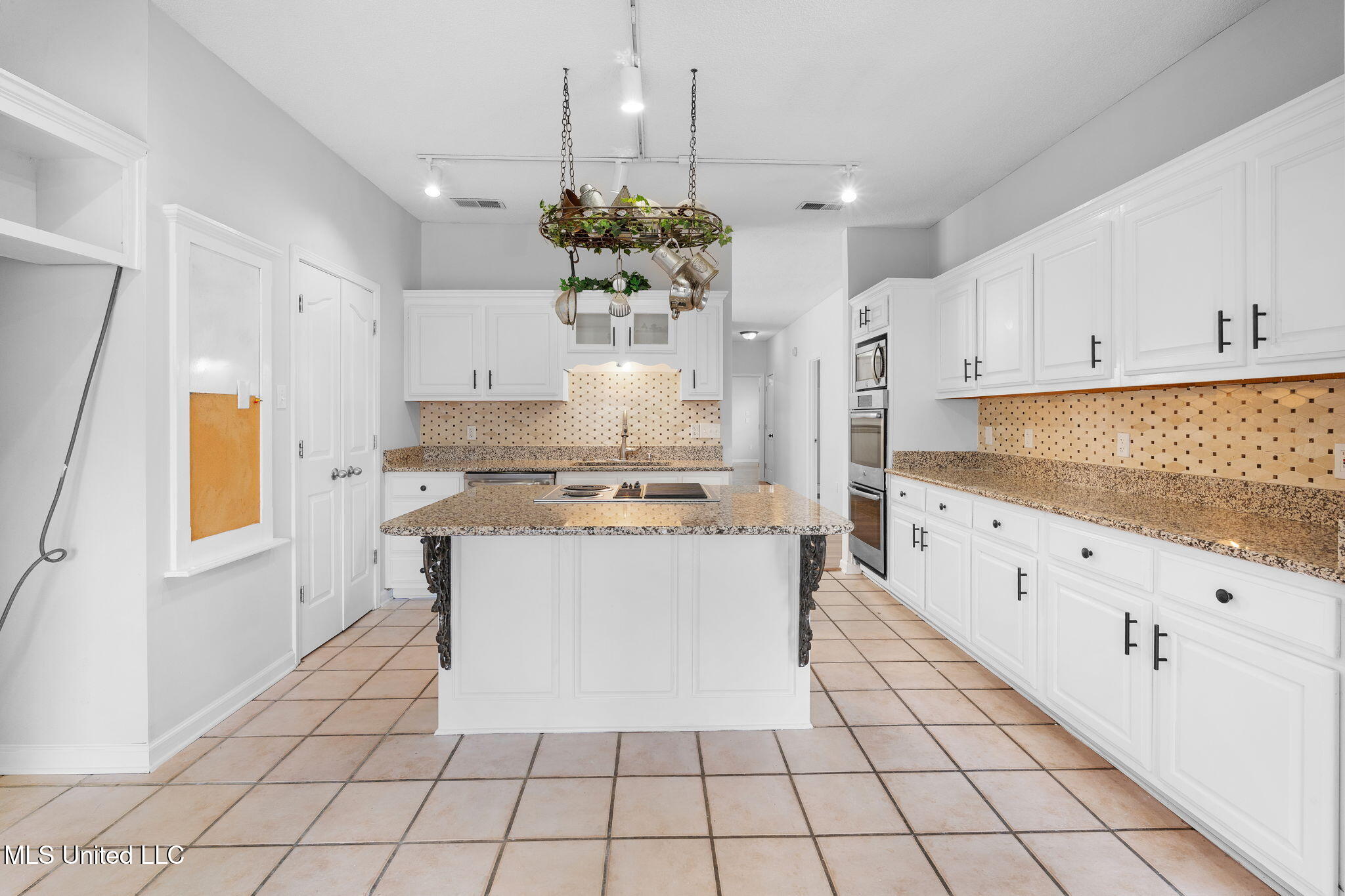 7885 Hunters Bend Cove Property Photo 12