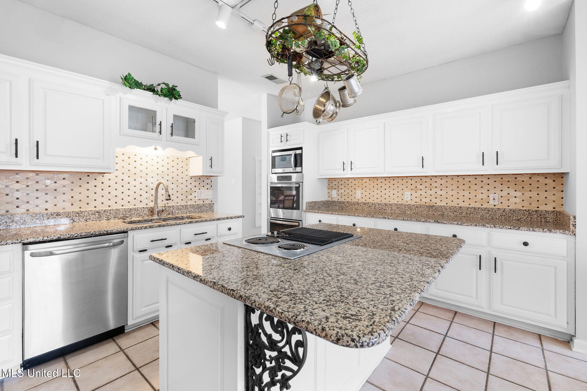 7885 Hunters Bend Cove Property Photo 13