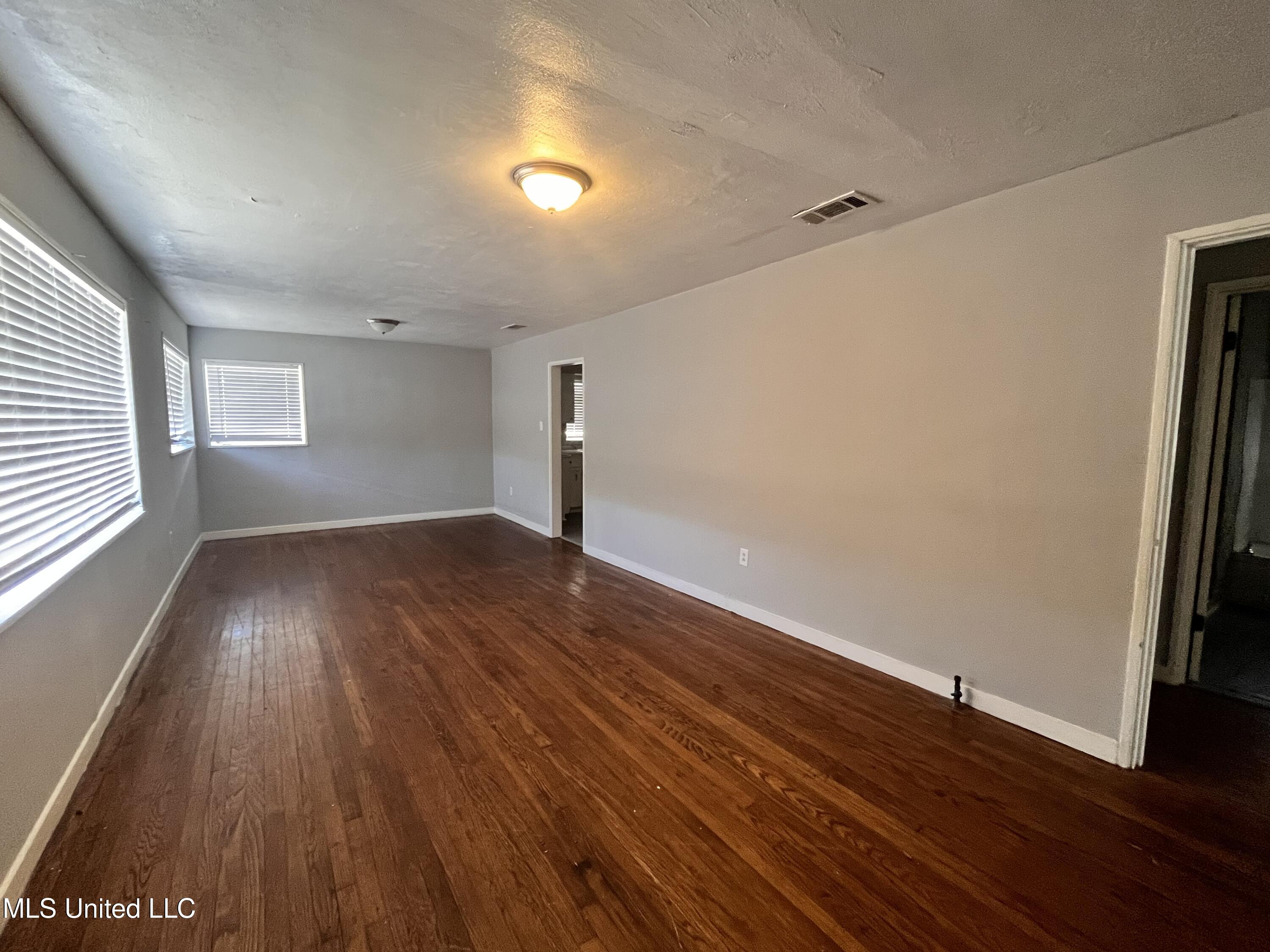 2920 Oak Forest Drive Property Photo 2