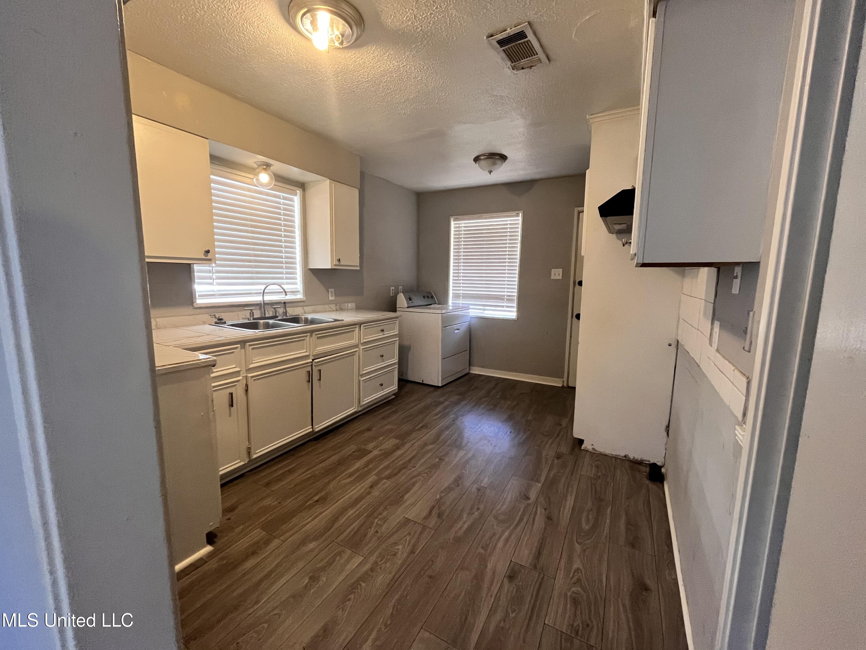 2920 Oak Forest Drive Property Photo 3