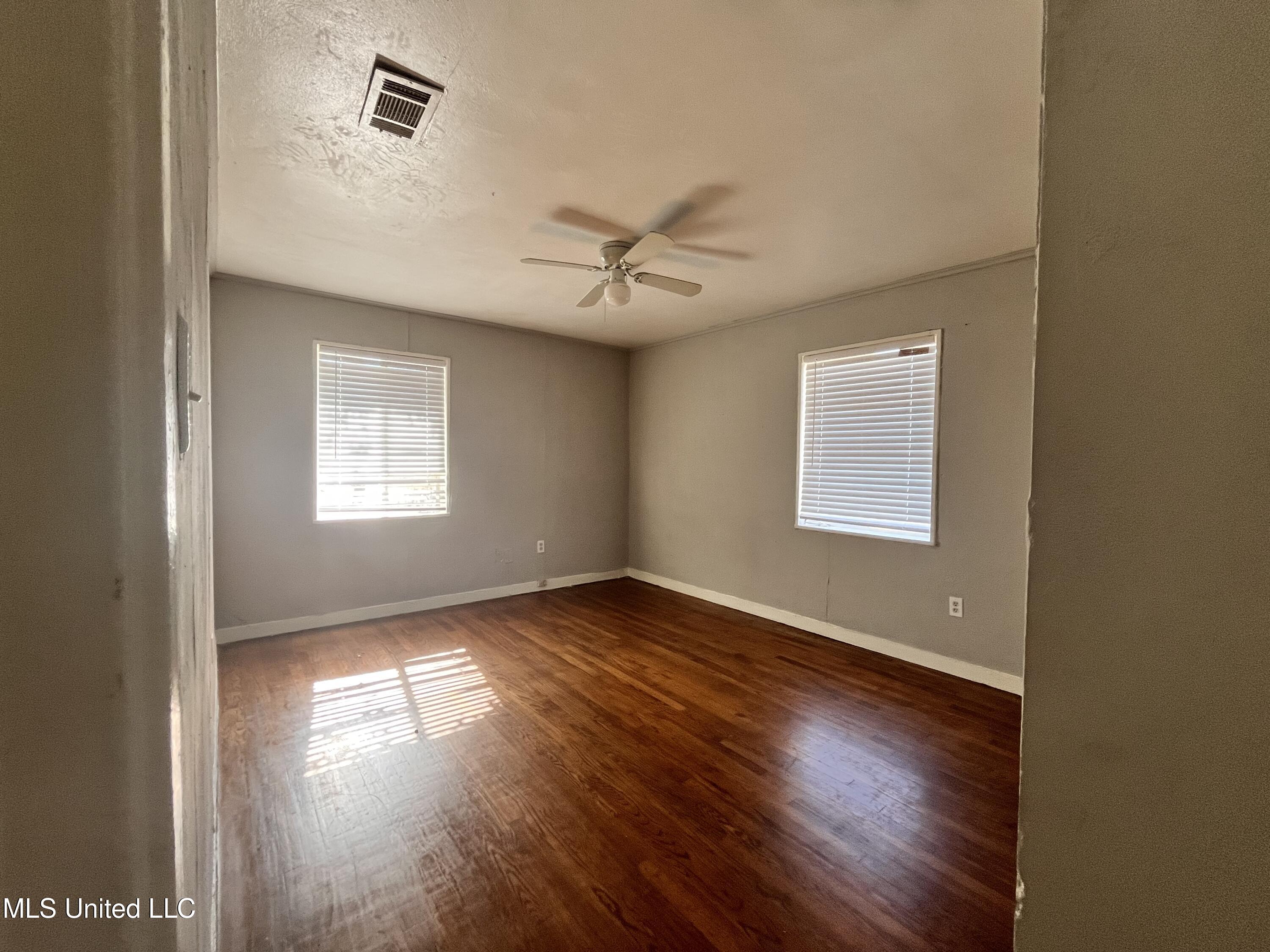2920 Oak Forest Drive Property Photo 5
