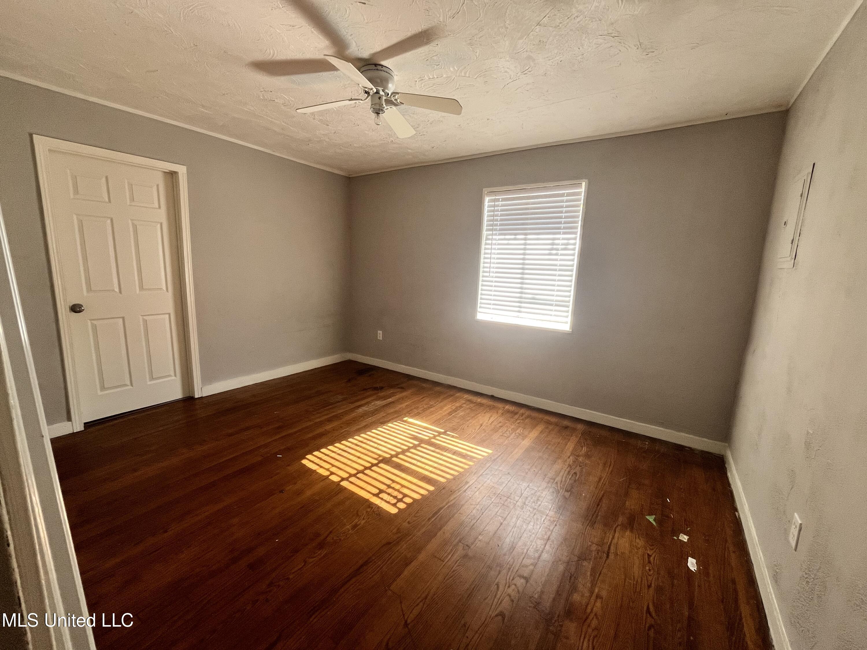 2920 Oak Forest Drive Property Photo 6