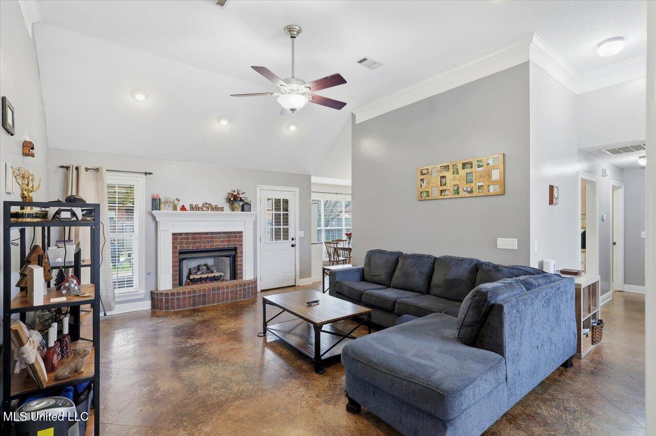 608 Summer Place Property Photo 5