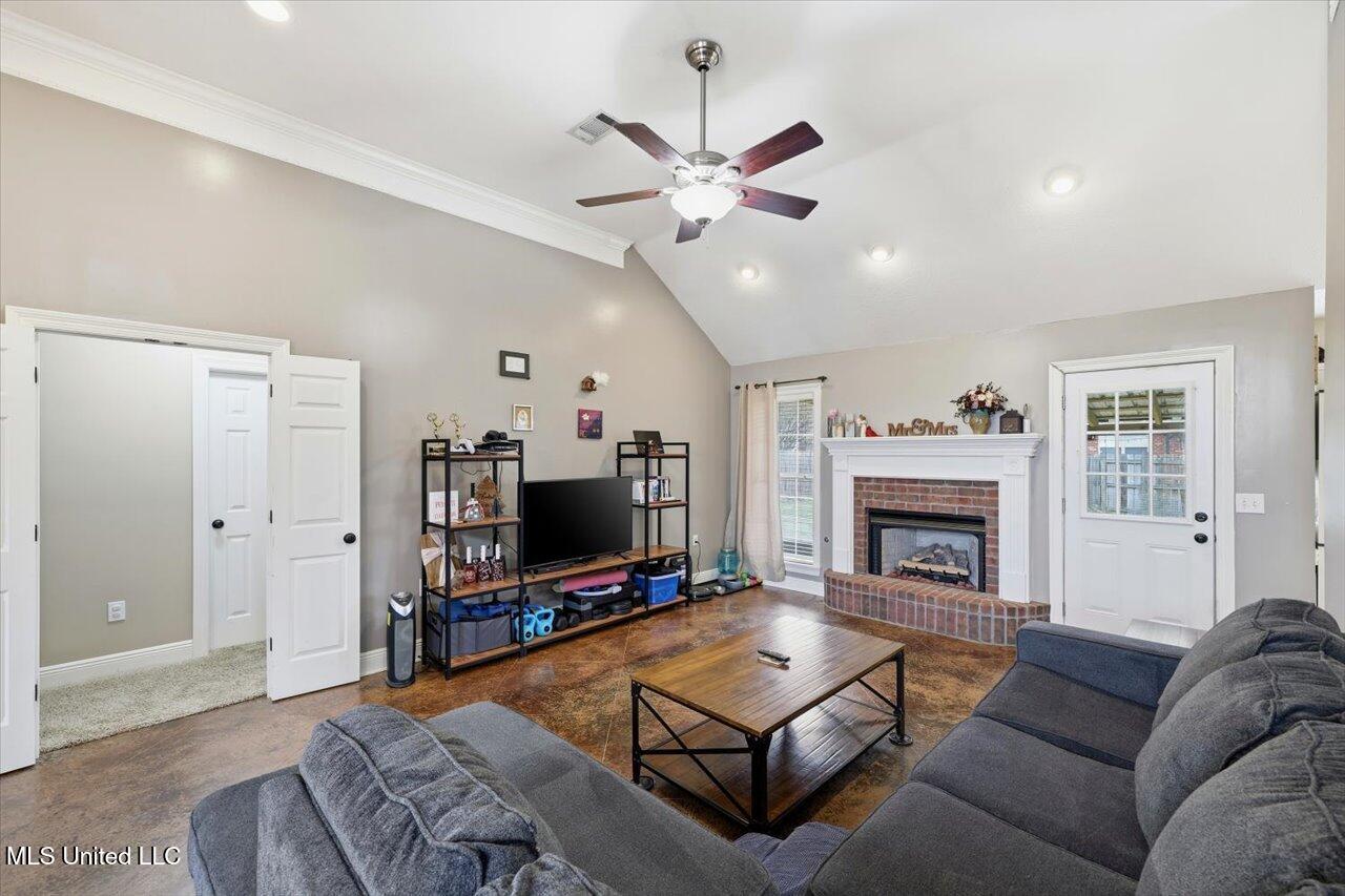 608 Summer Place Property Photo 6