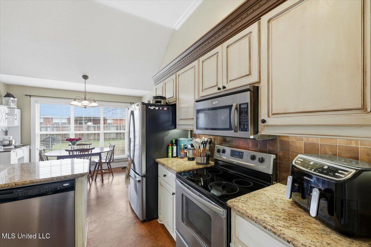 608 Summer Place Property Photo 12