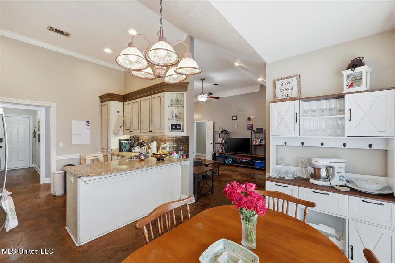 608 Summer Place Property Photo 14