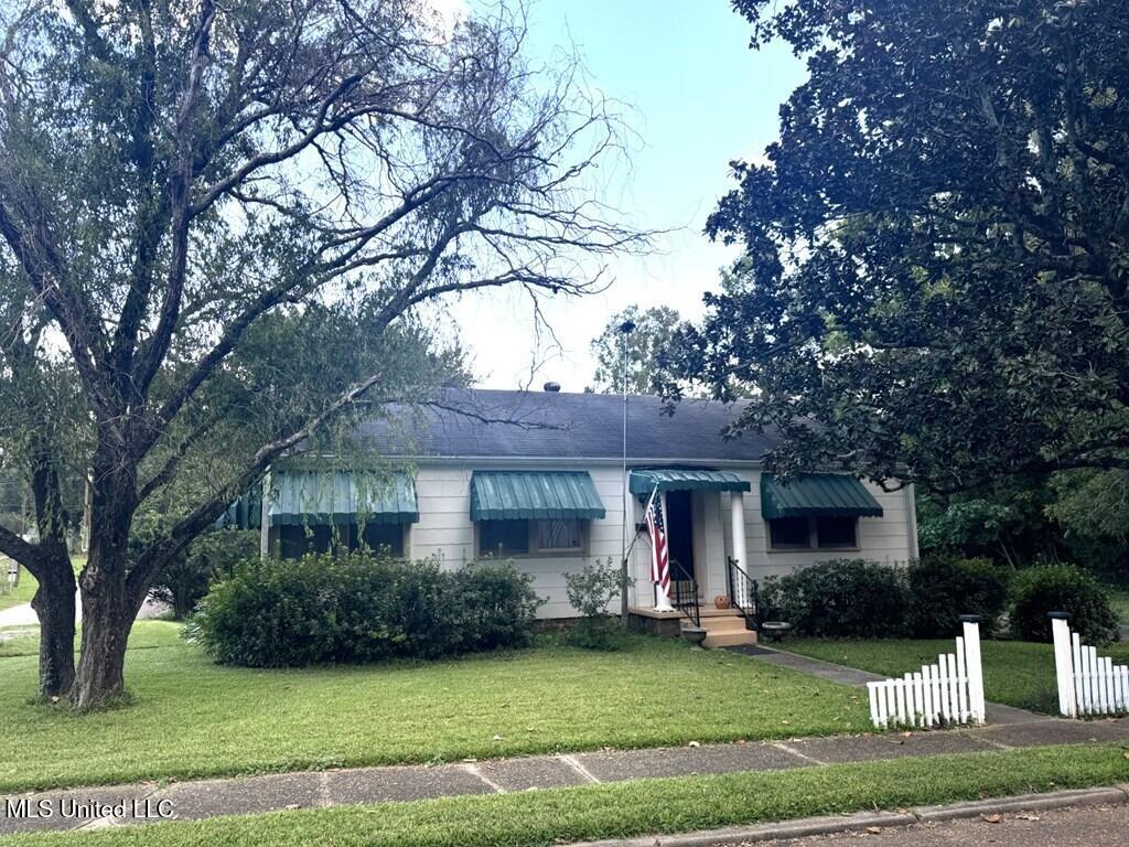 309 Armstrong Street Property Photo 6