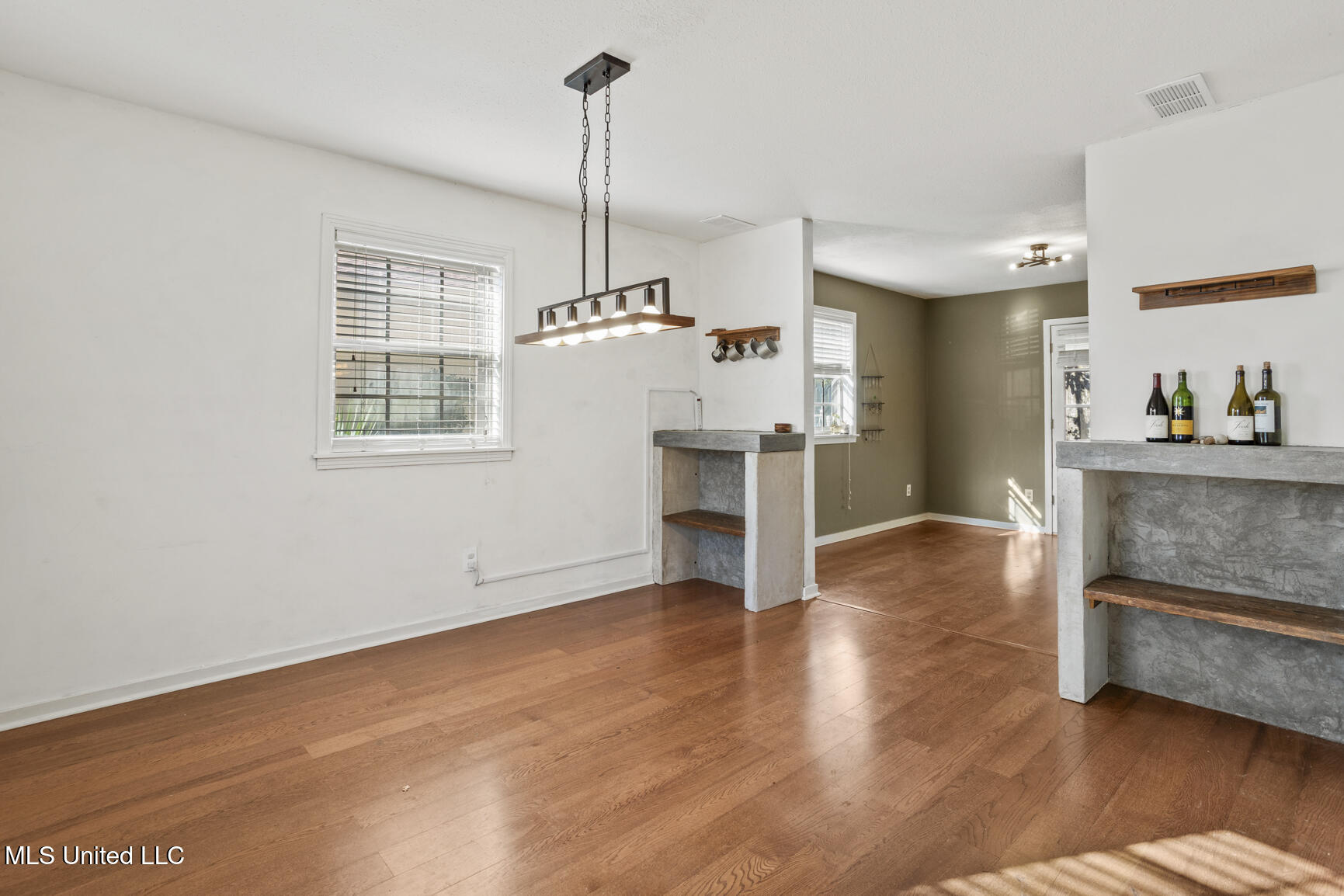 1405 Riverwood Drive Property Photo 3