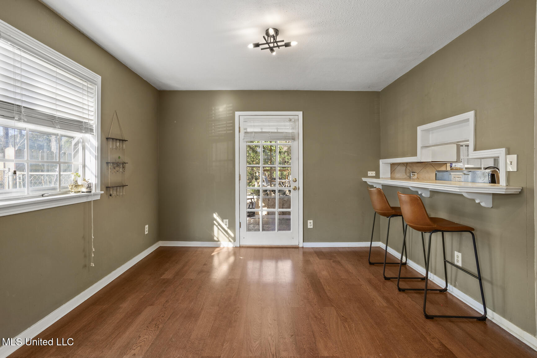 1405 Riverwood Drive Property Photo 6