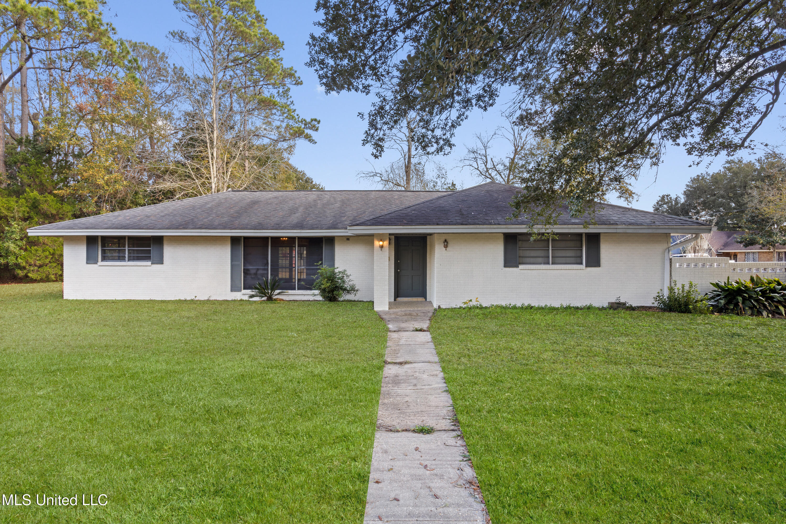 2265 Popps Ferry Property Photo 1