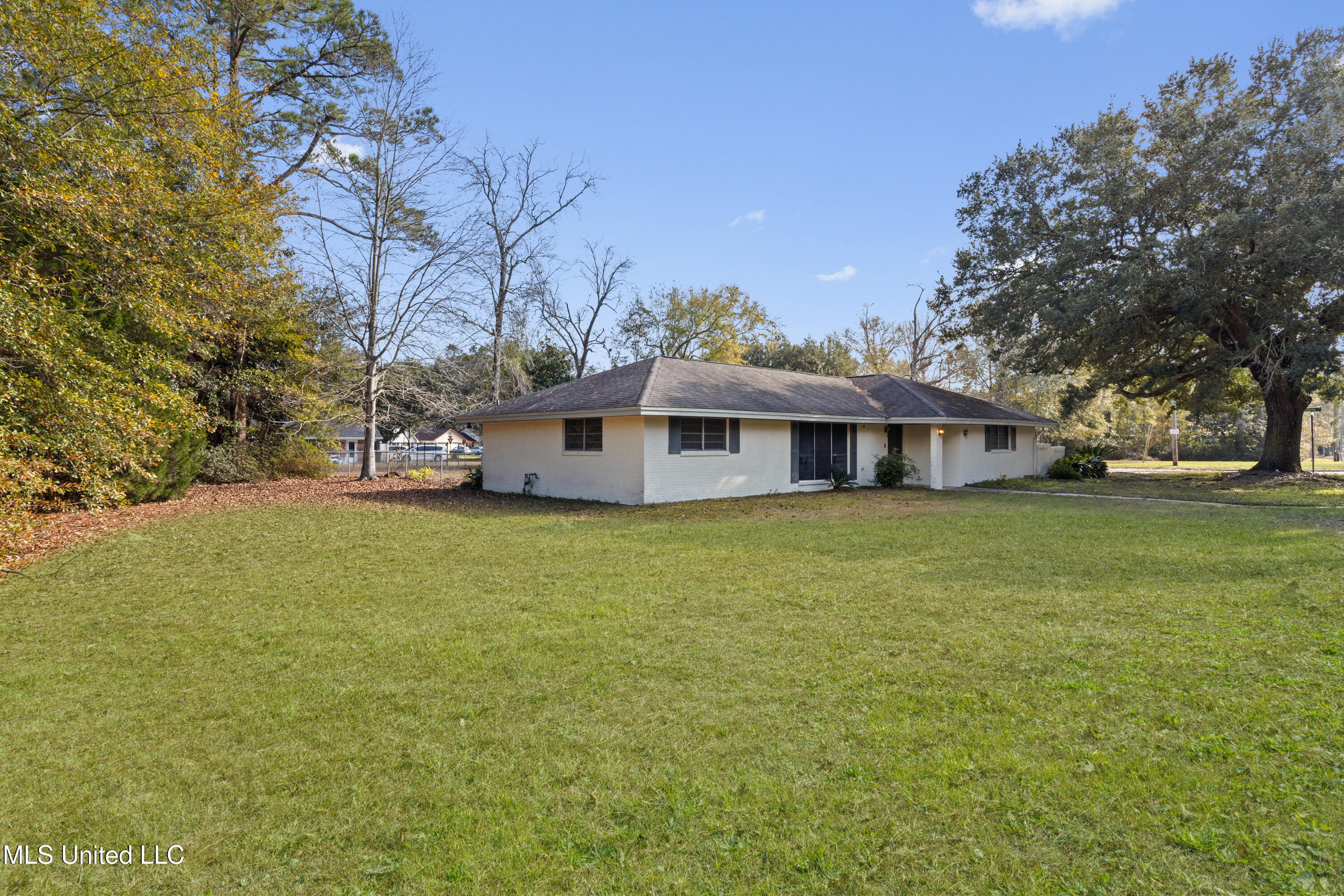 2265 Popps Ferry Property Photo 3