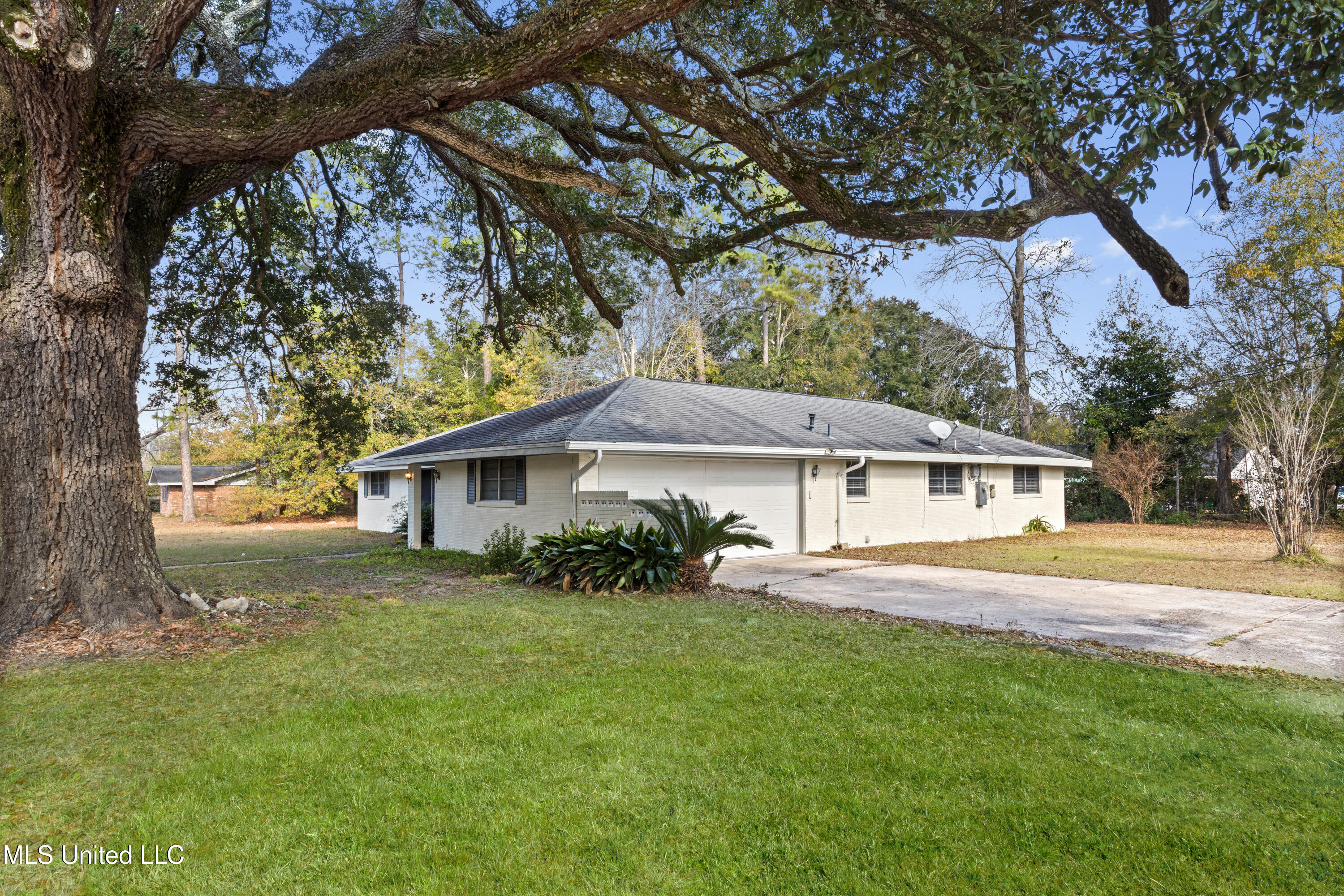 2265 Popps Ferry Property Photo 4