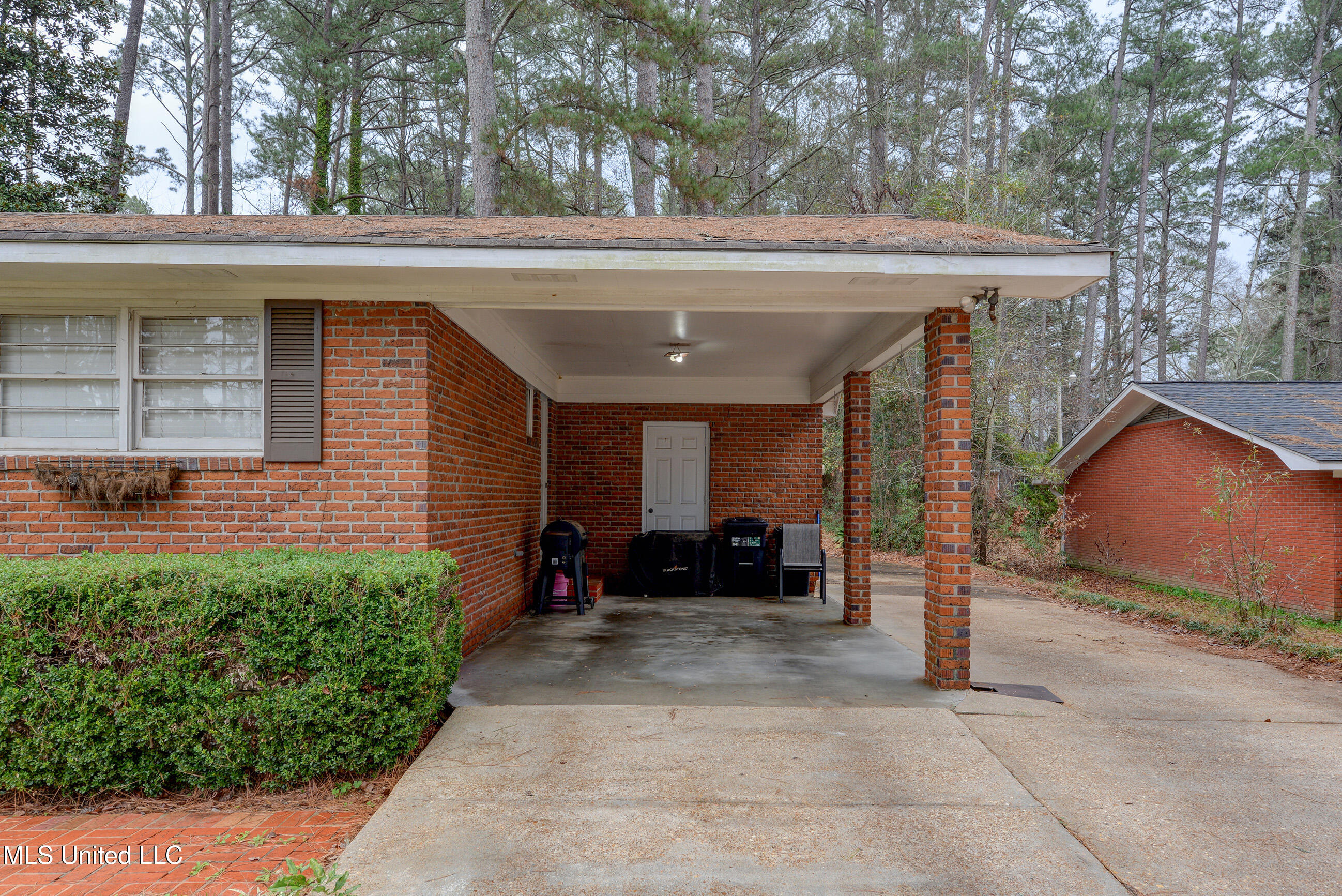 735 Forest Park Circle Property Photo 4