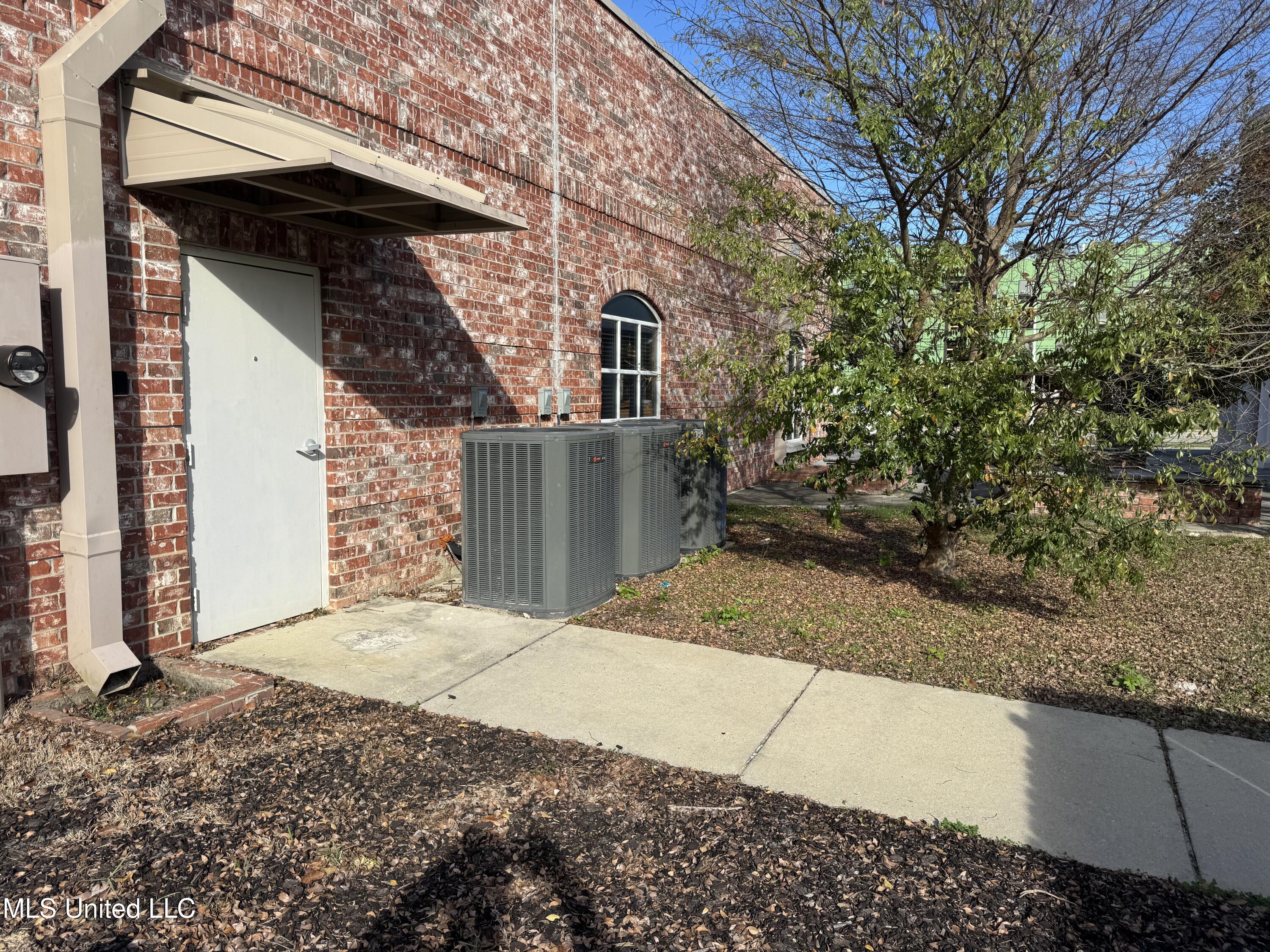 529 Highway 90 Property Photo 3