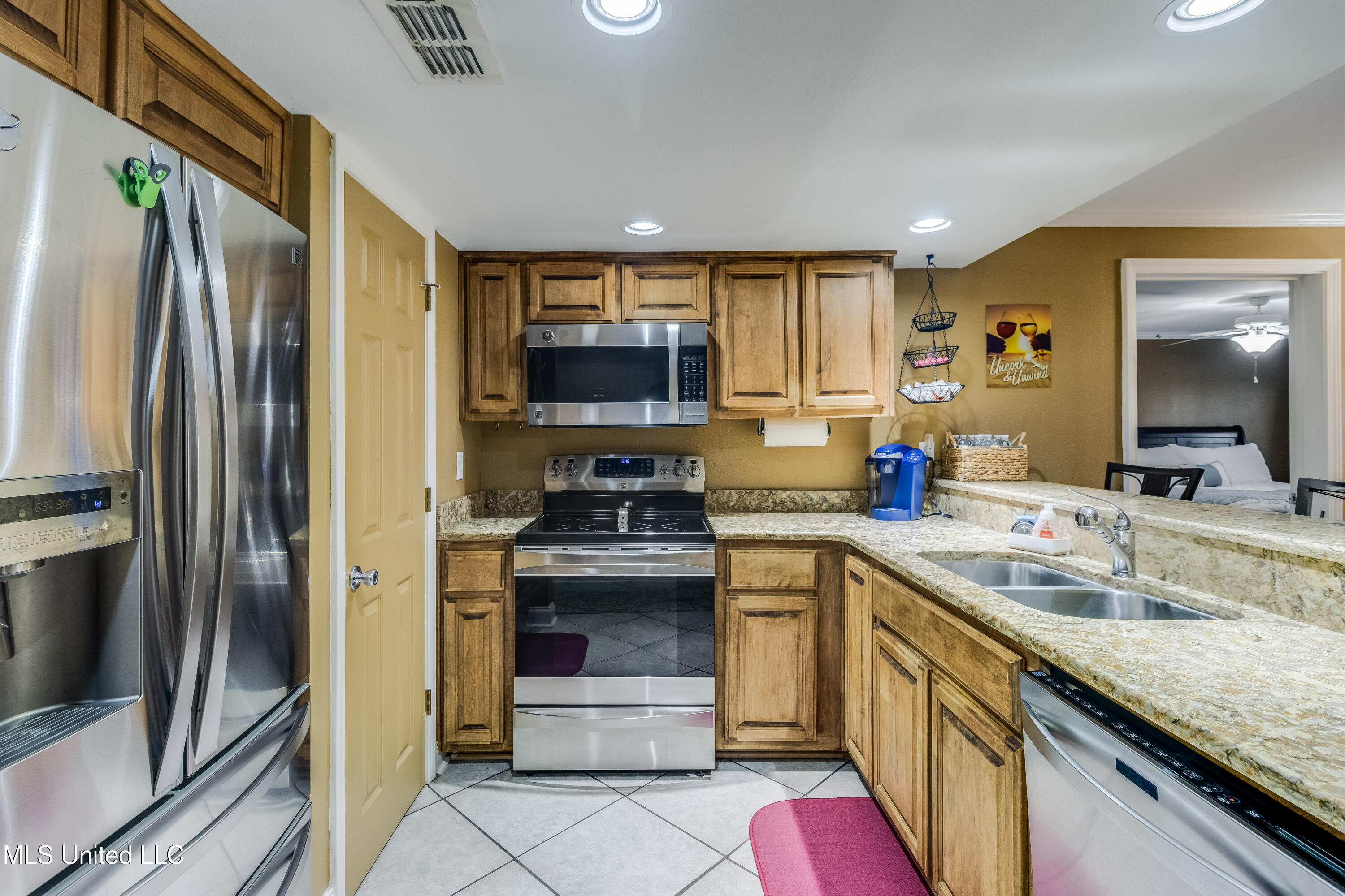 2046 Beach Boulevard Property Photo 3