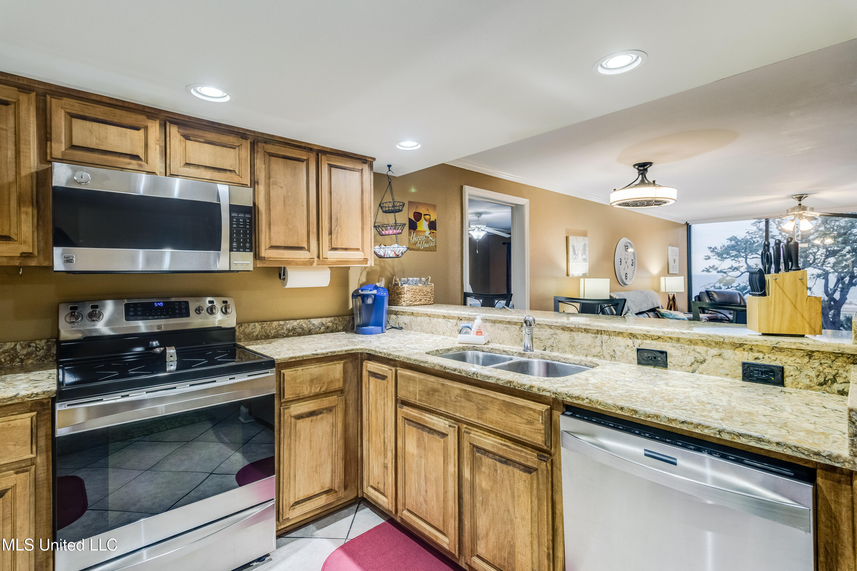 2046 Beach Boulevard Property Photo 4