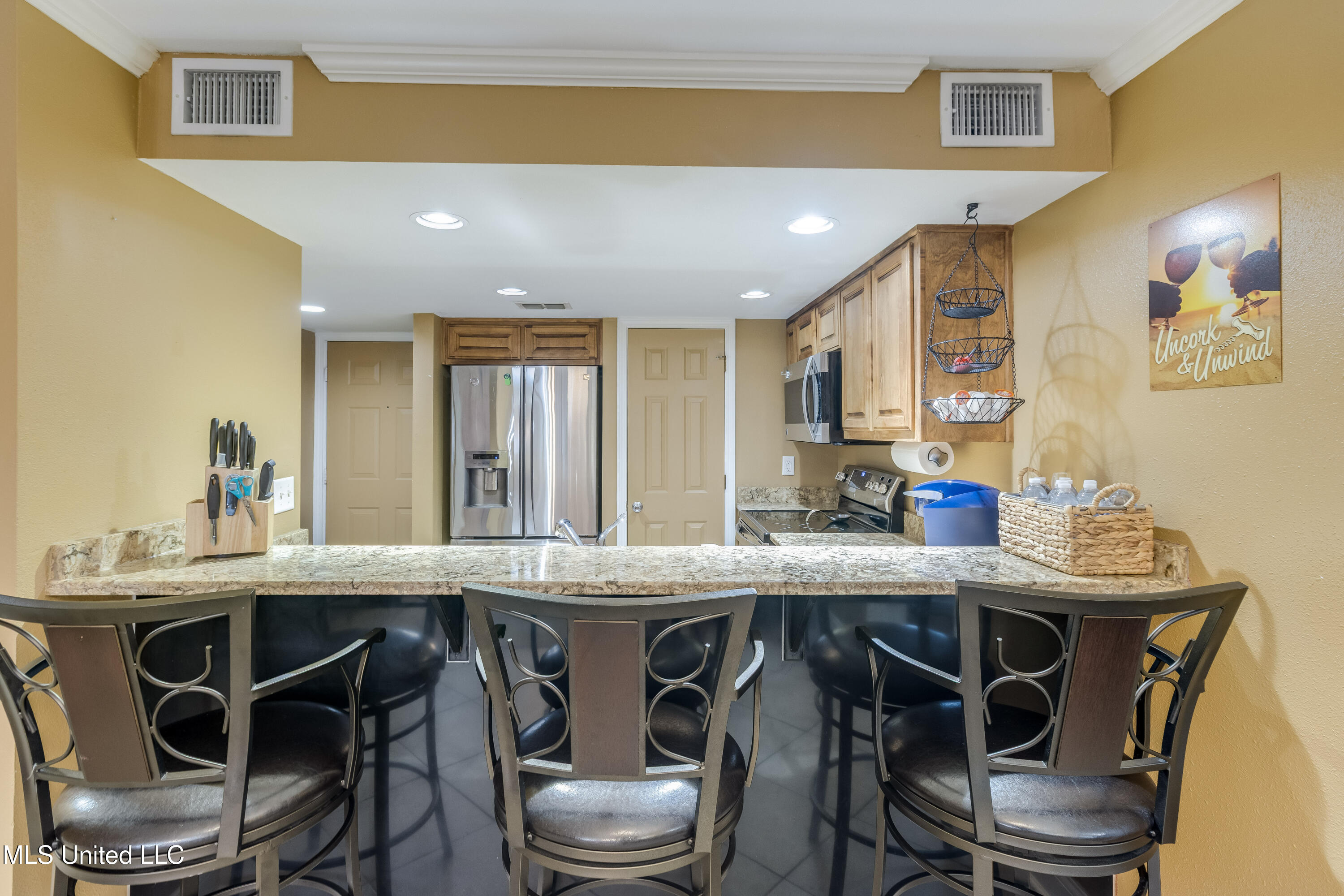 2046 Beach Boulevard Property Photo 5