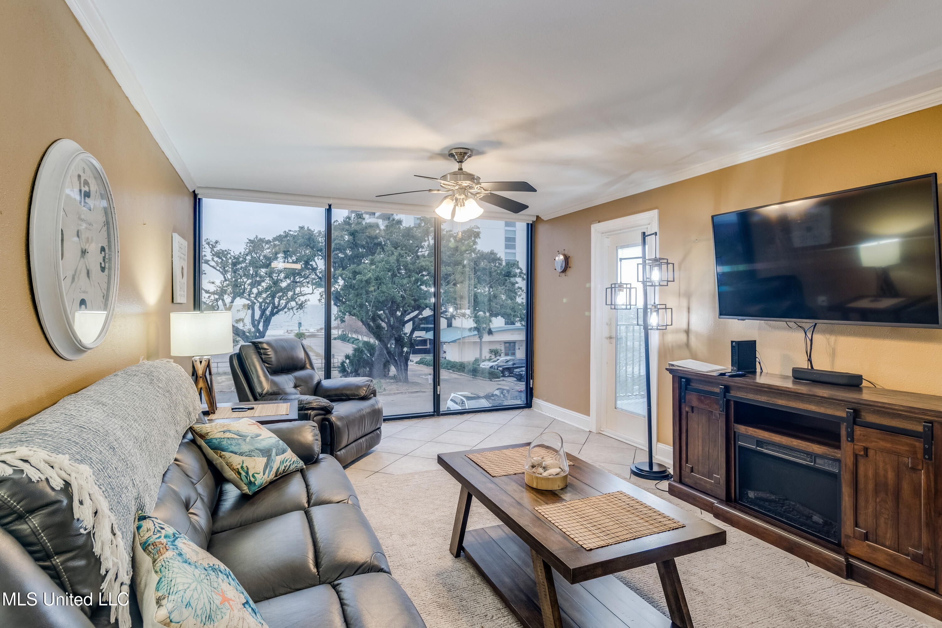 2046 Beach Boulevard Property Photo 7