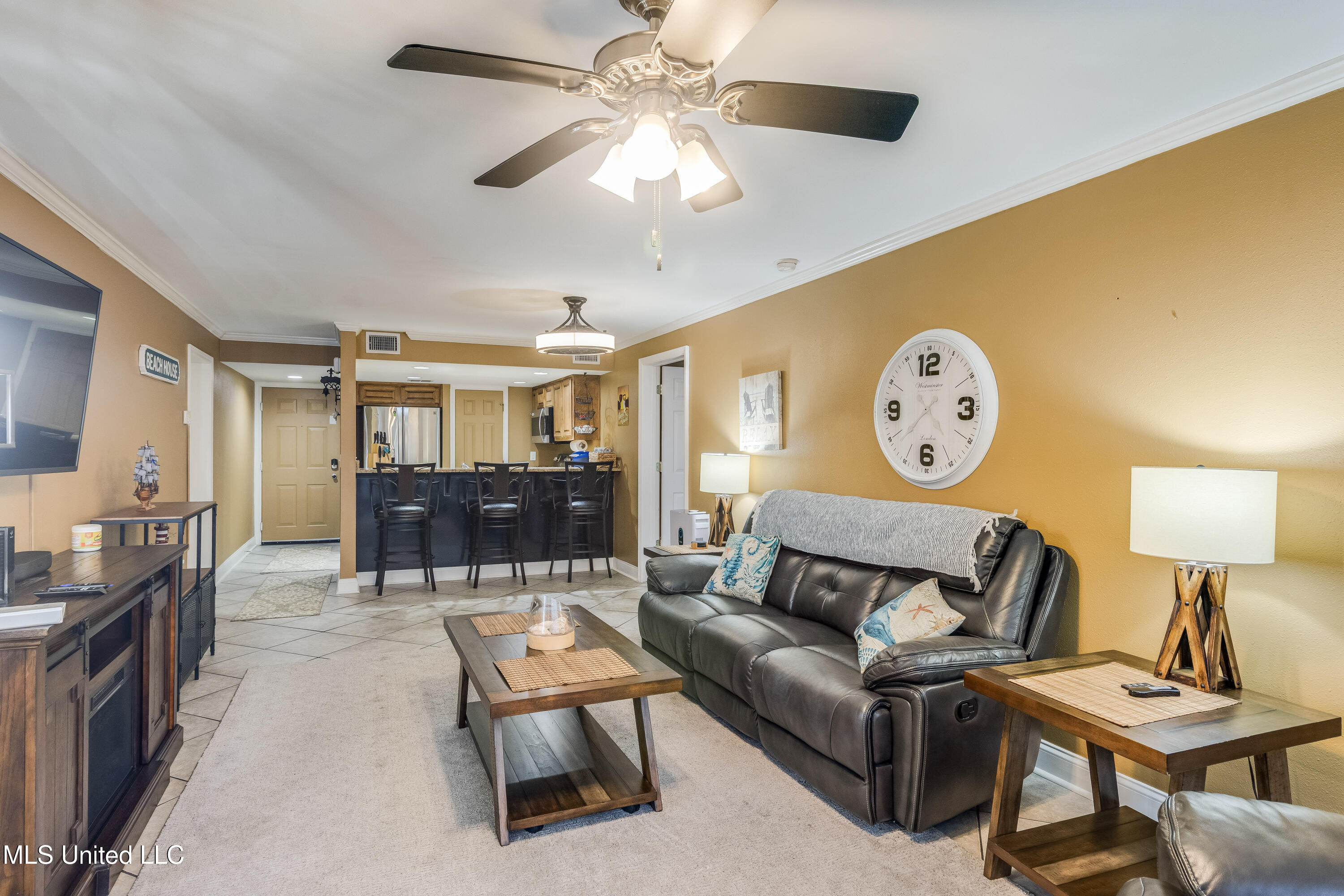 2046 Beach Boulevard Property Photo 8
