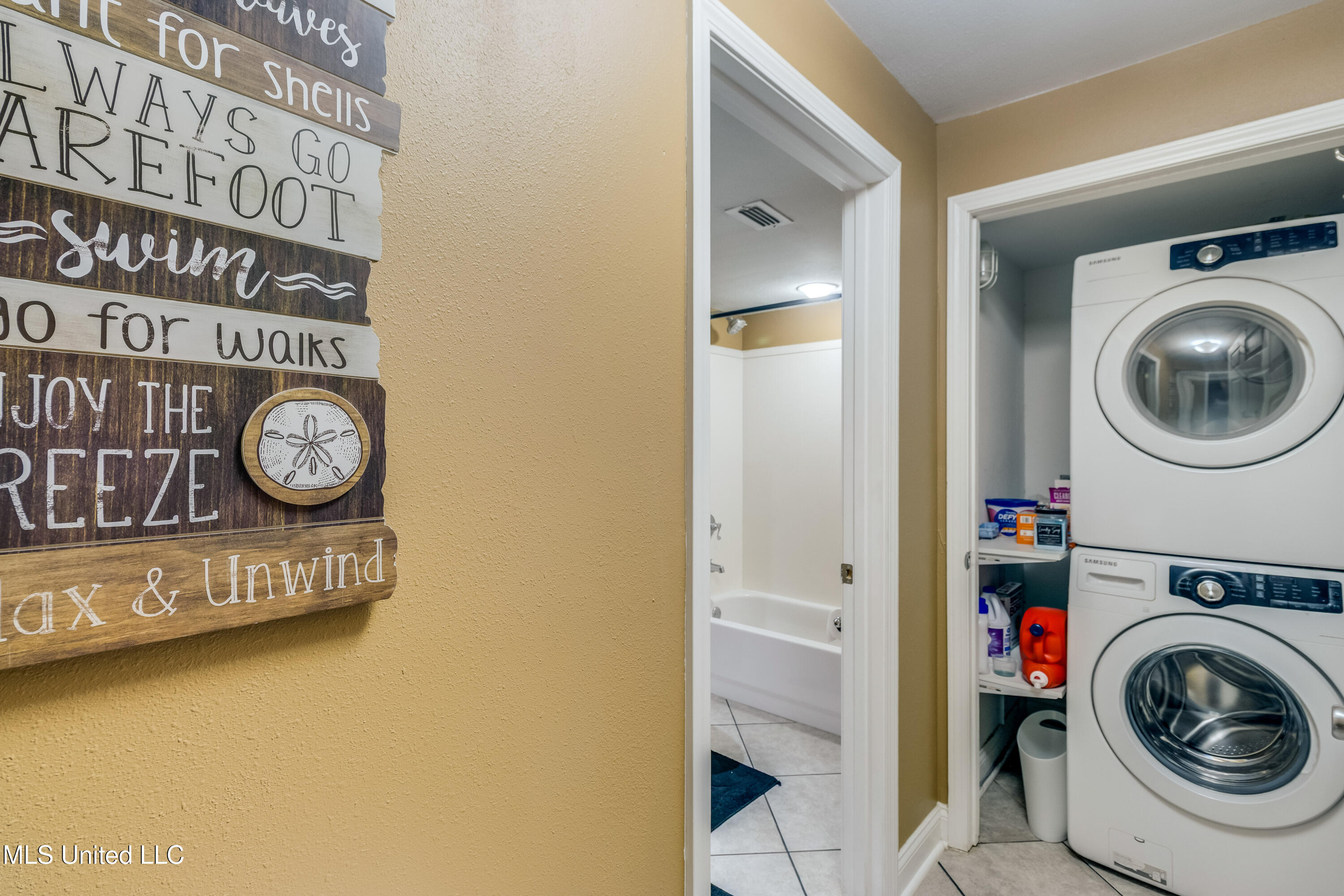 2046 Beach Boulevard Property Photo 10