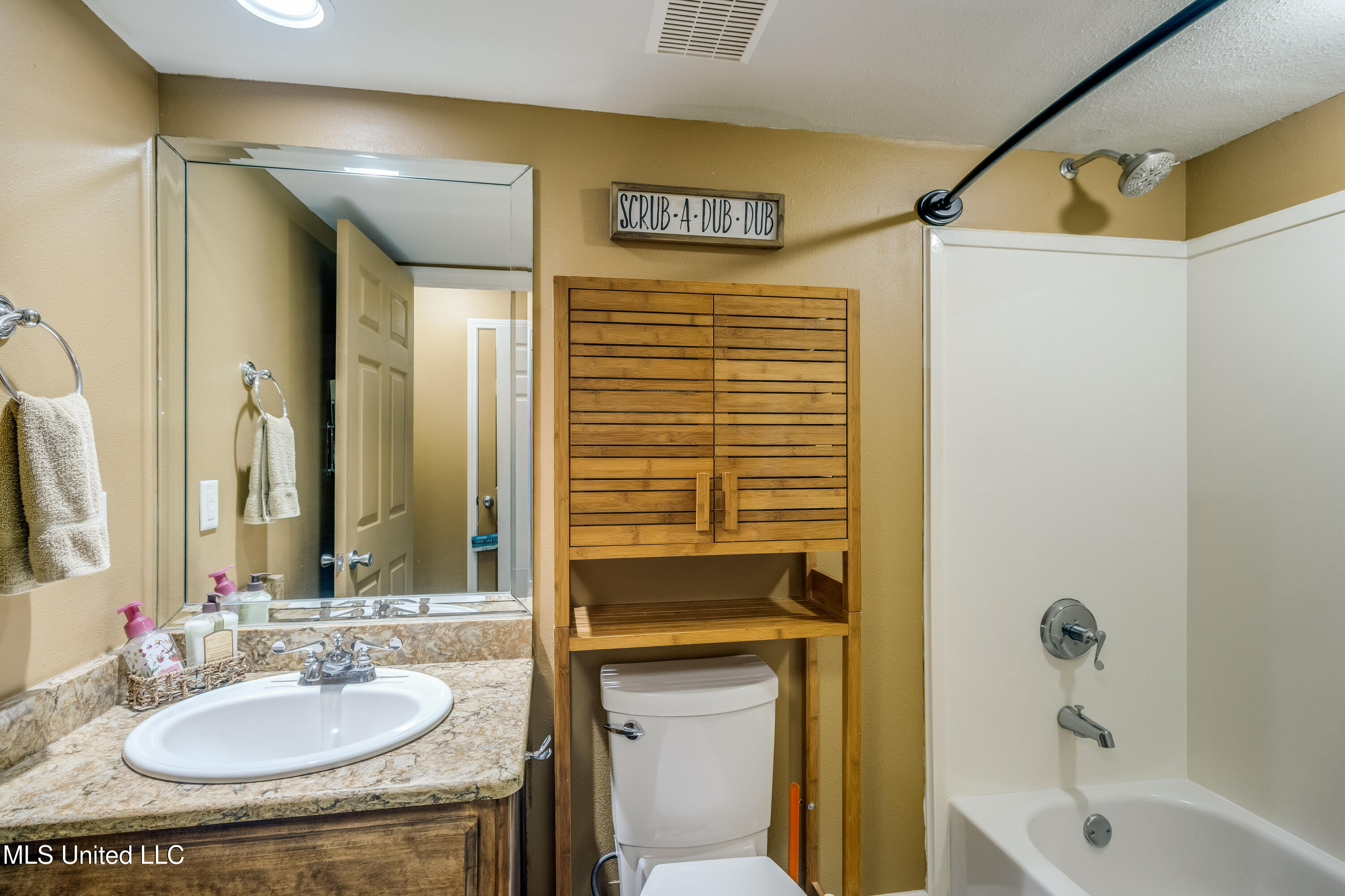 2046 Beach Boulevard Property Photo 11