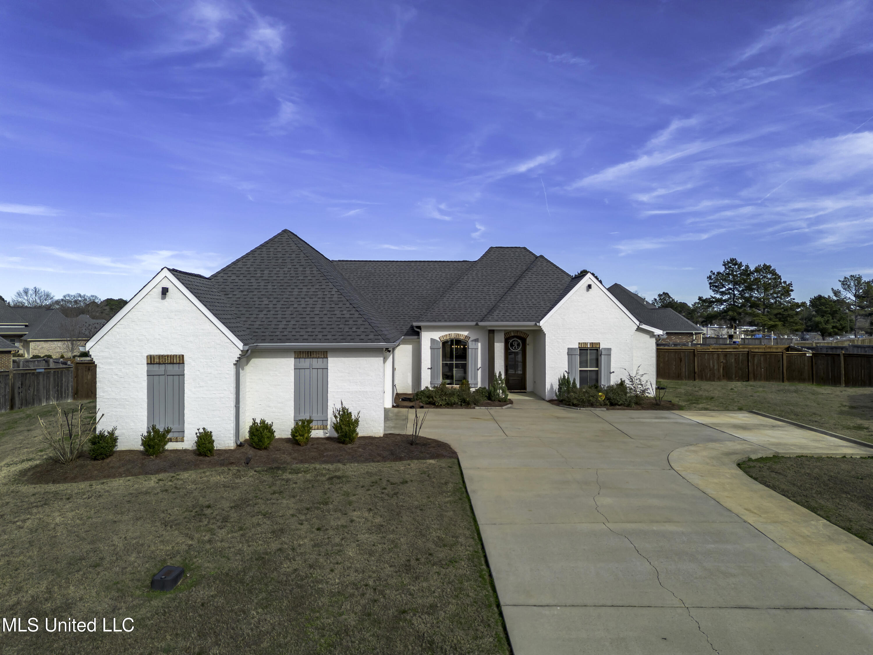 705 Queens Court Property Photo 1