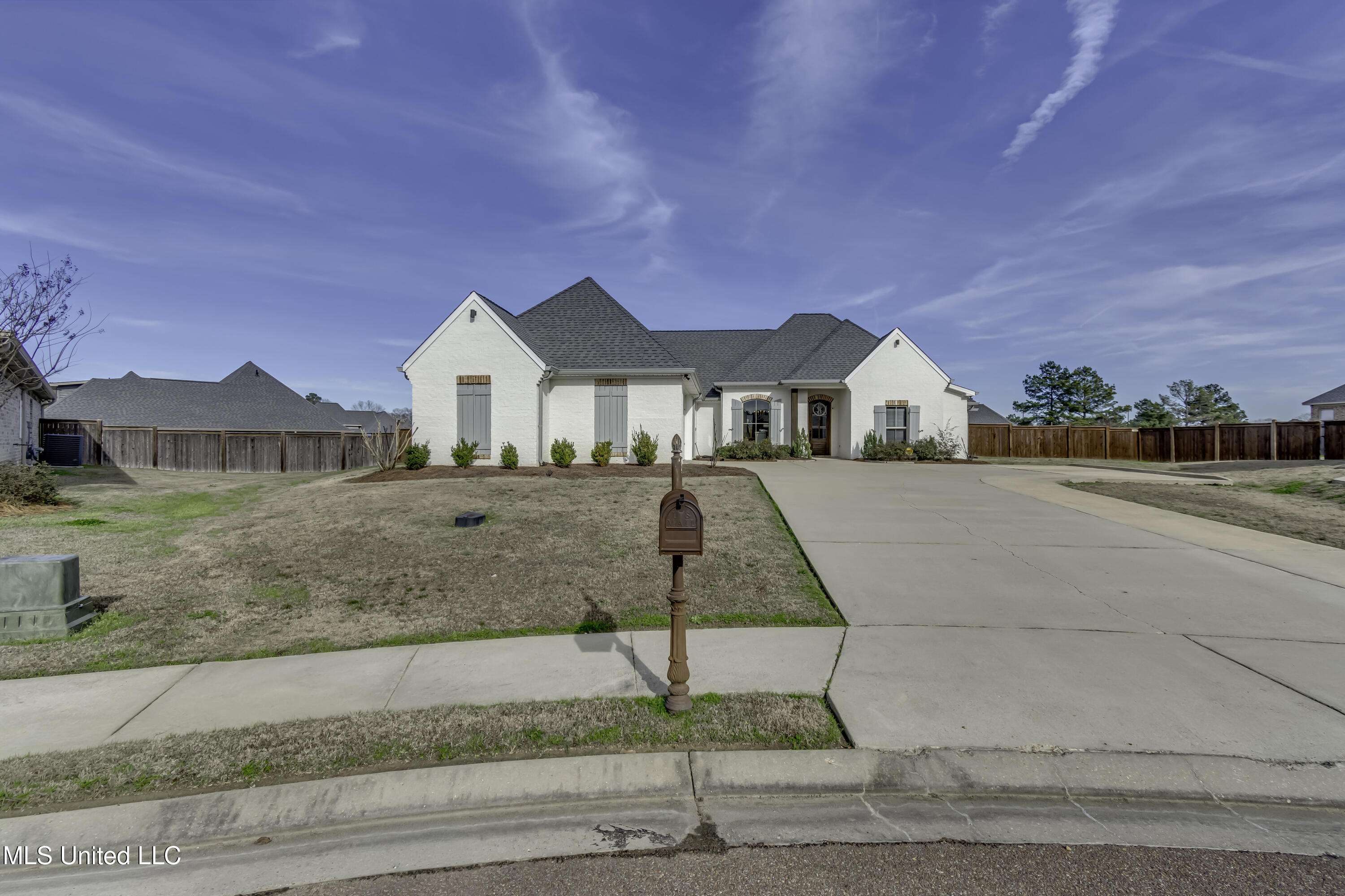 705 Queens Court Property Photo 2