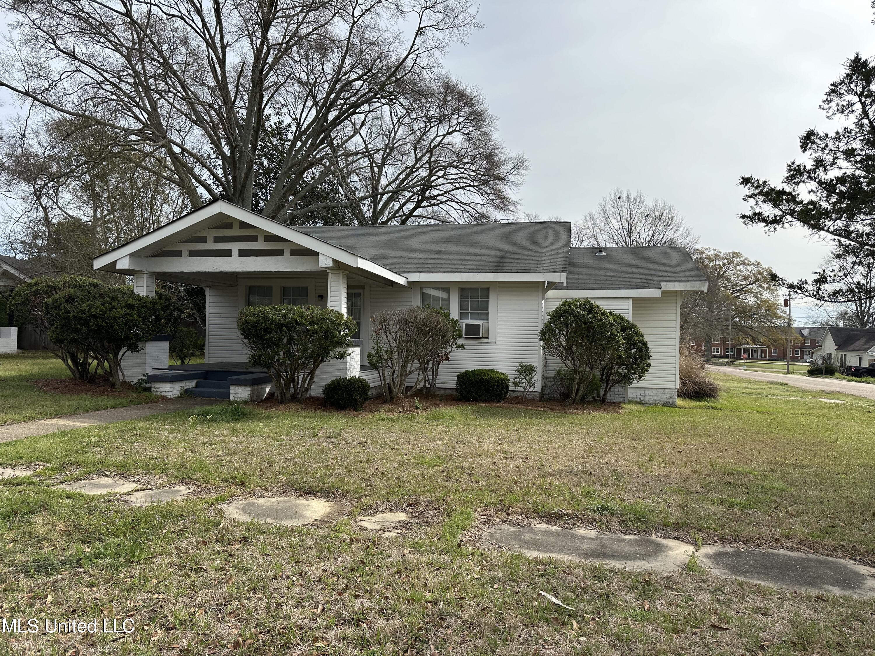 305 Nw 3rd Avenue Property Photo 1