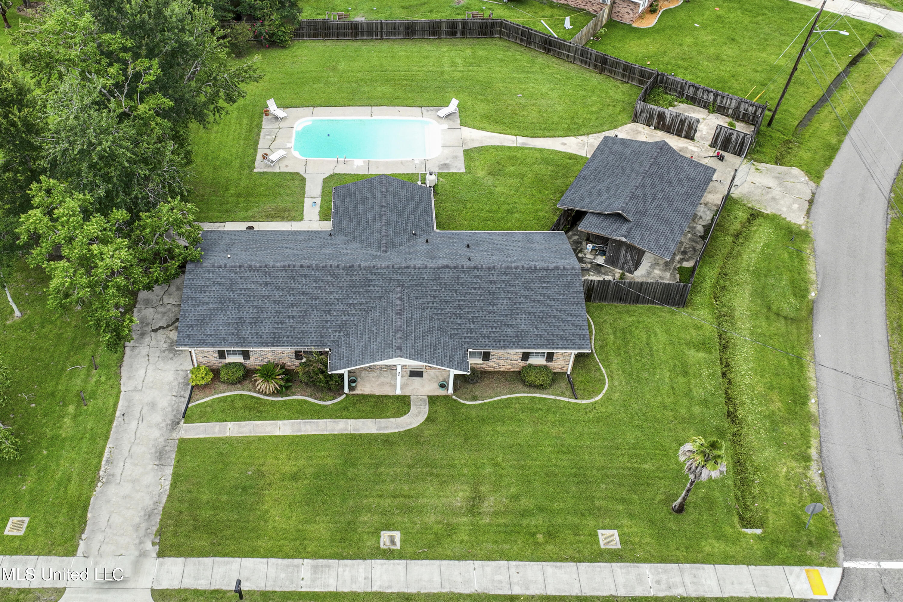 904 Waveland Avenue Property Photo 3