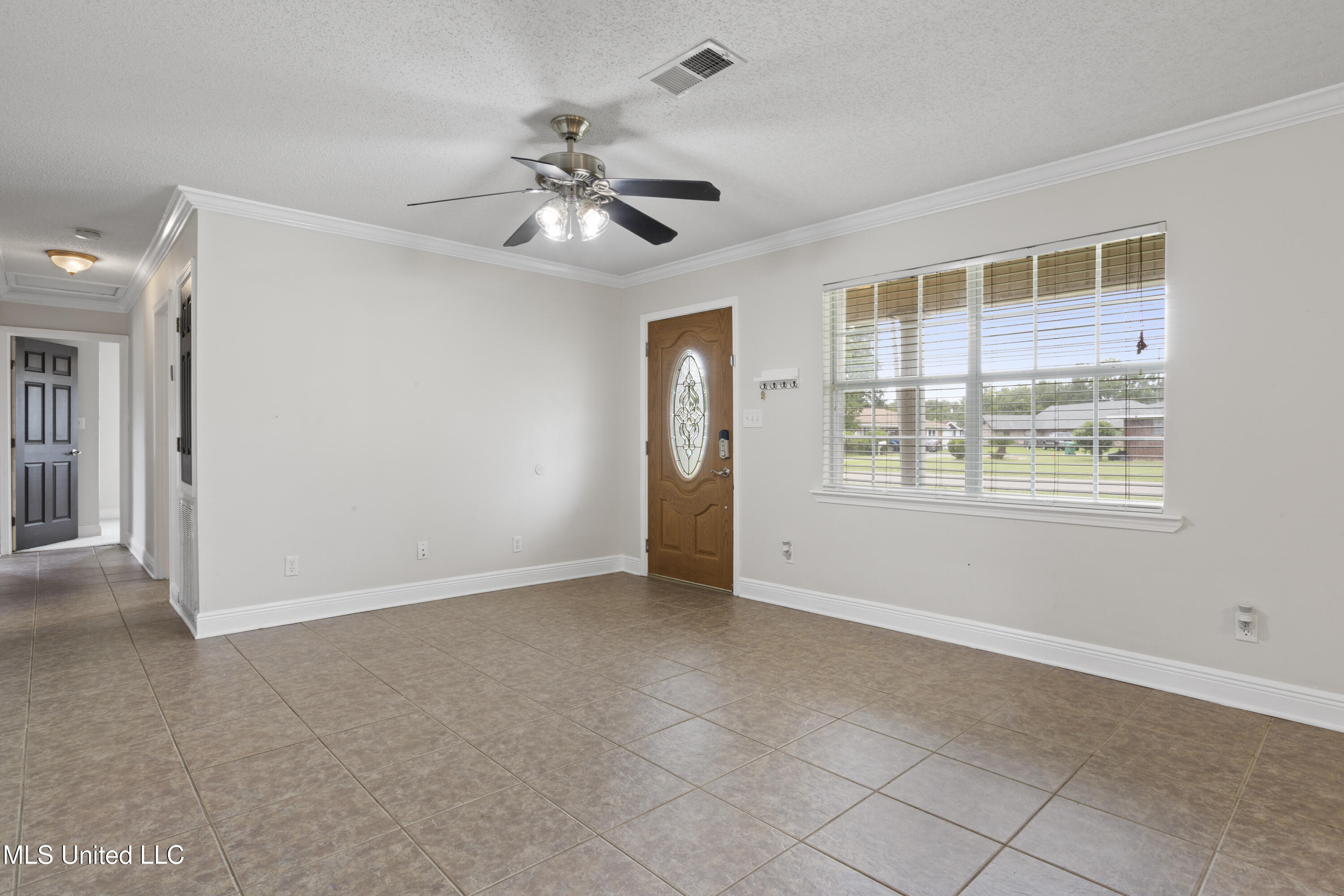 904 Waveland Avenue Property Photo 6