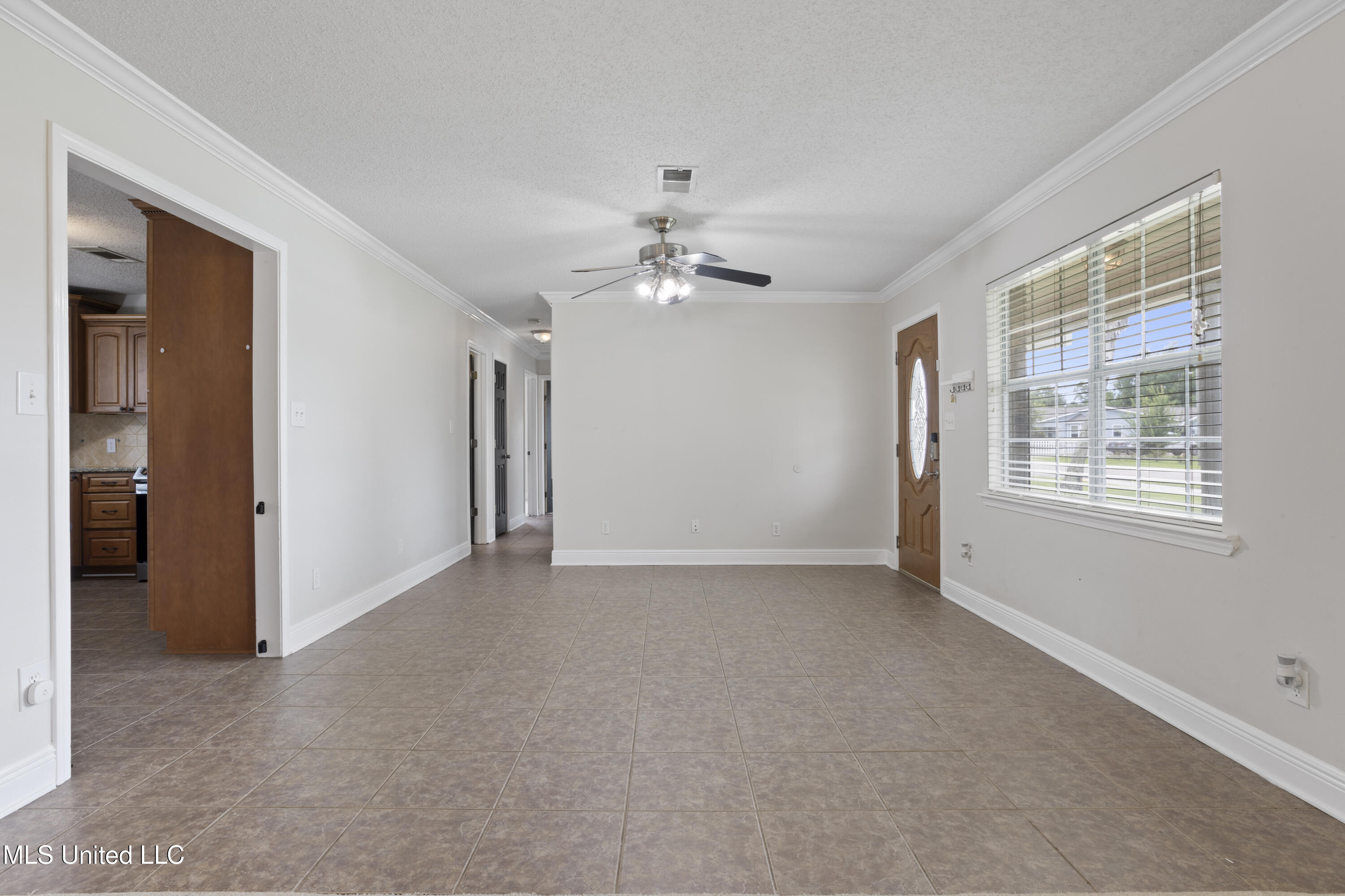 904 Waveland Avenue Property Photo 7