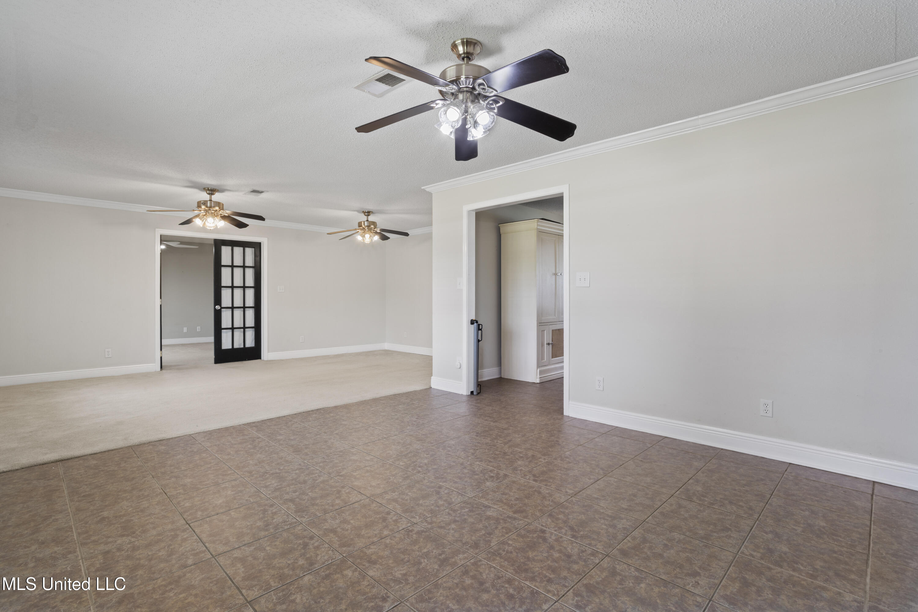 904 Waveland Avenue Property Photo 8