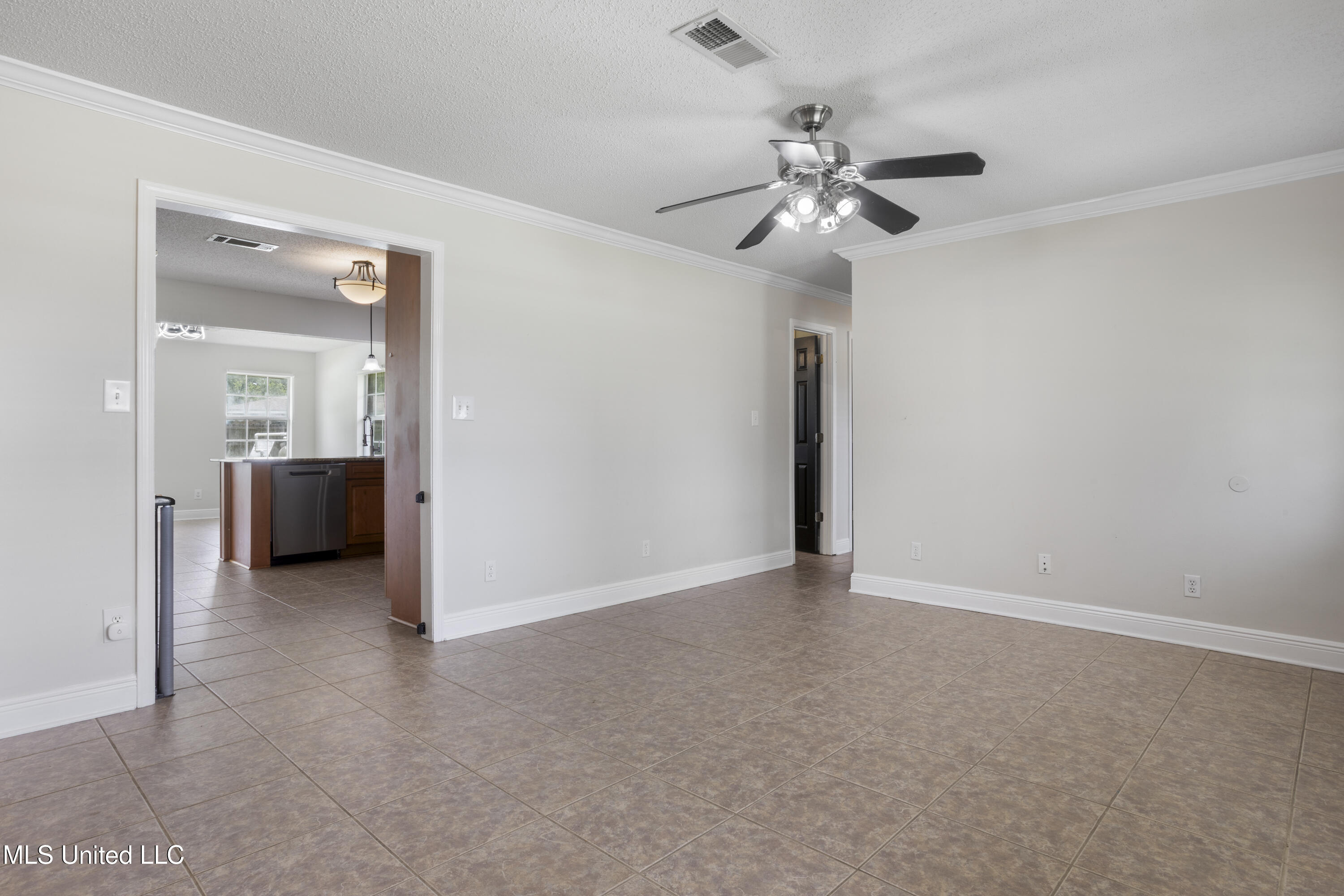 904 Waveland Avenue Property Photo 9