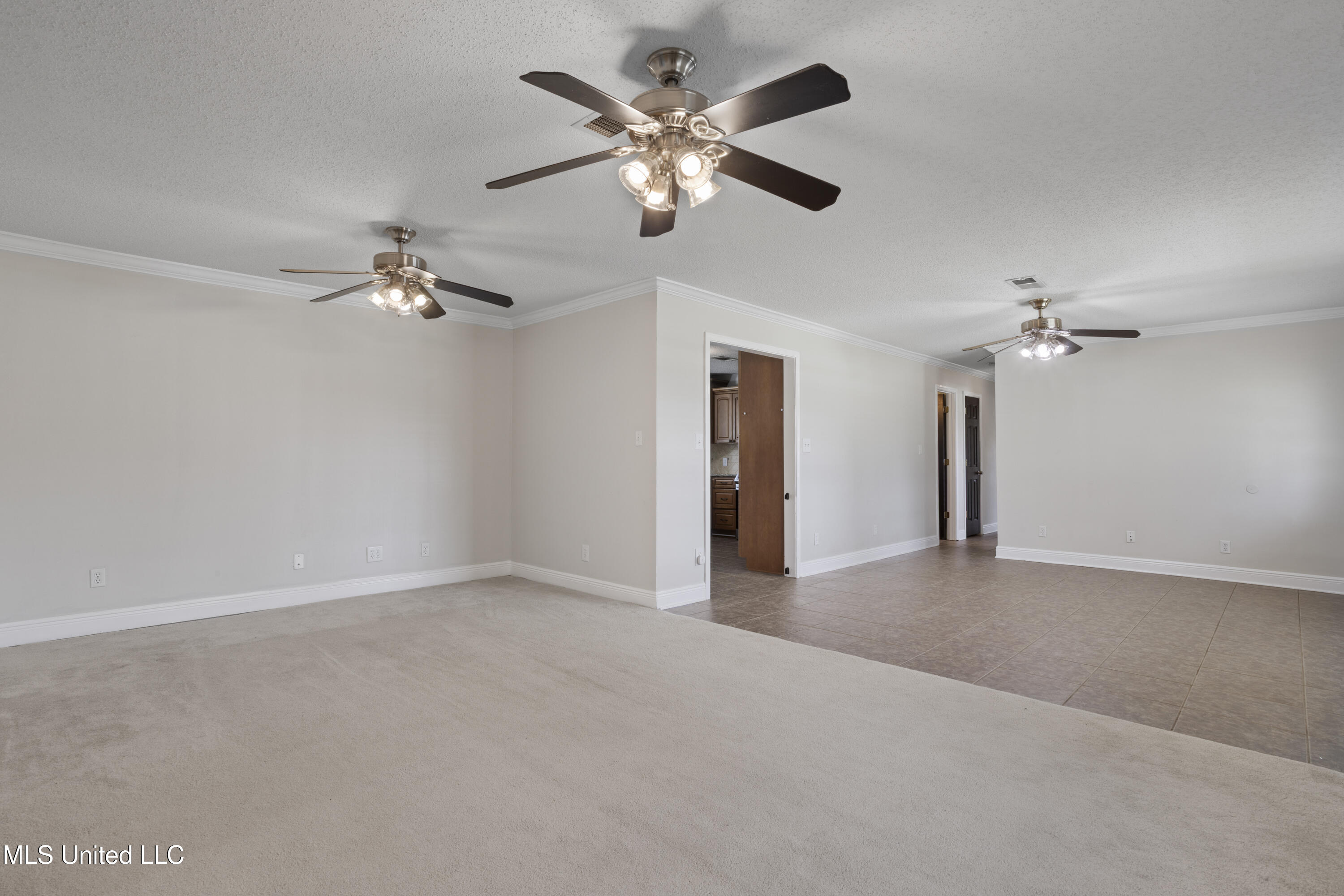 904 Waveland Avenue Property Photo 10