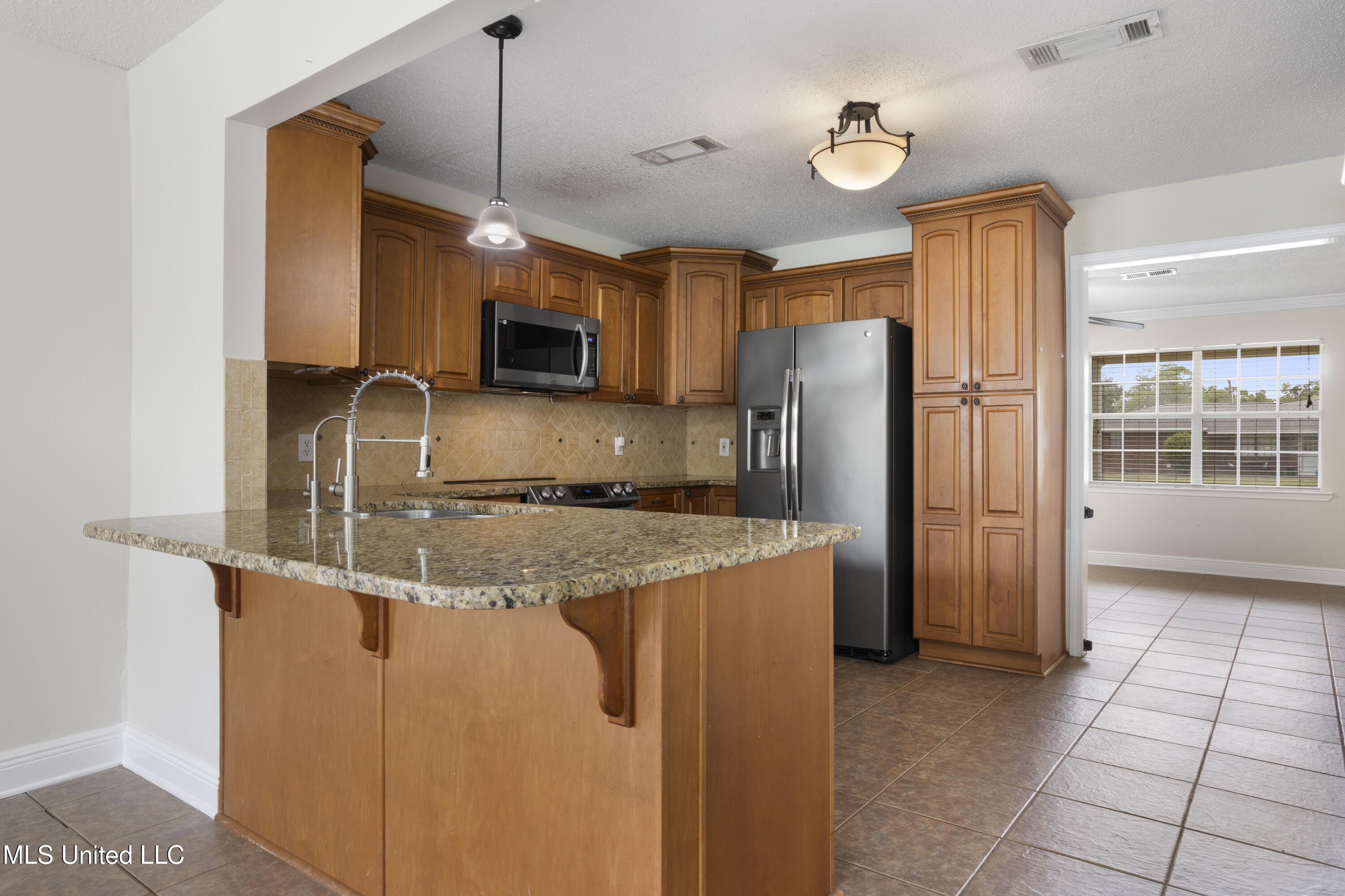 904 Waveland Avenue Property Photo 13