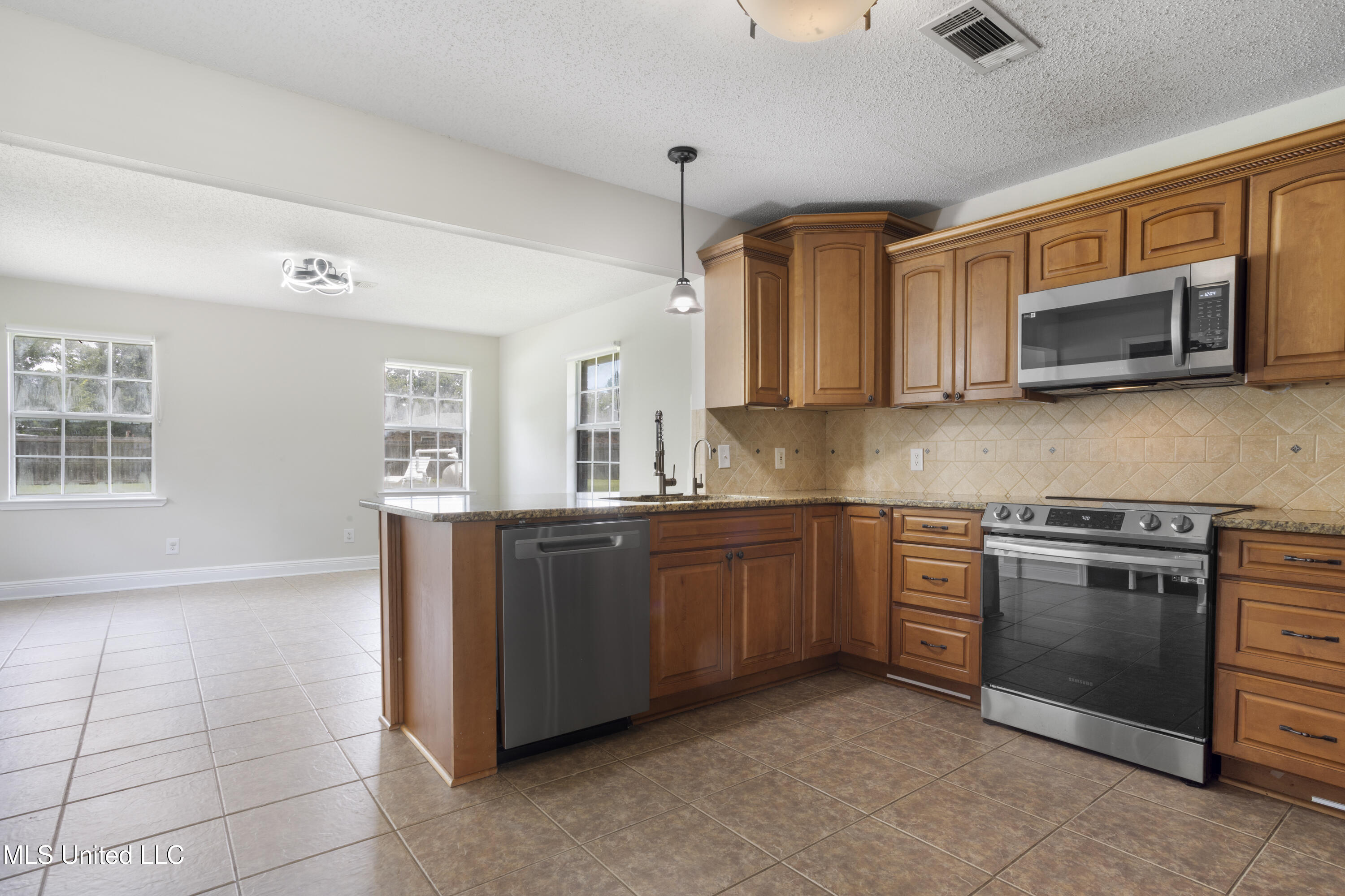 904 Waveland Avenue Property Photo 14